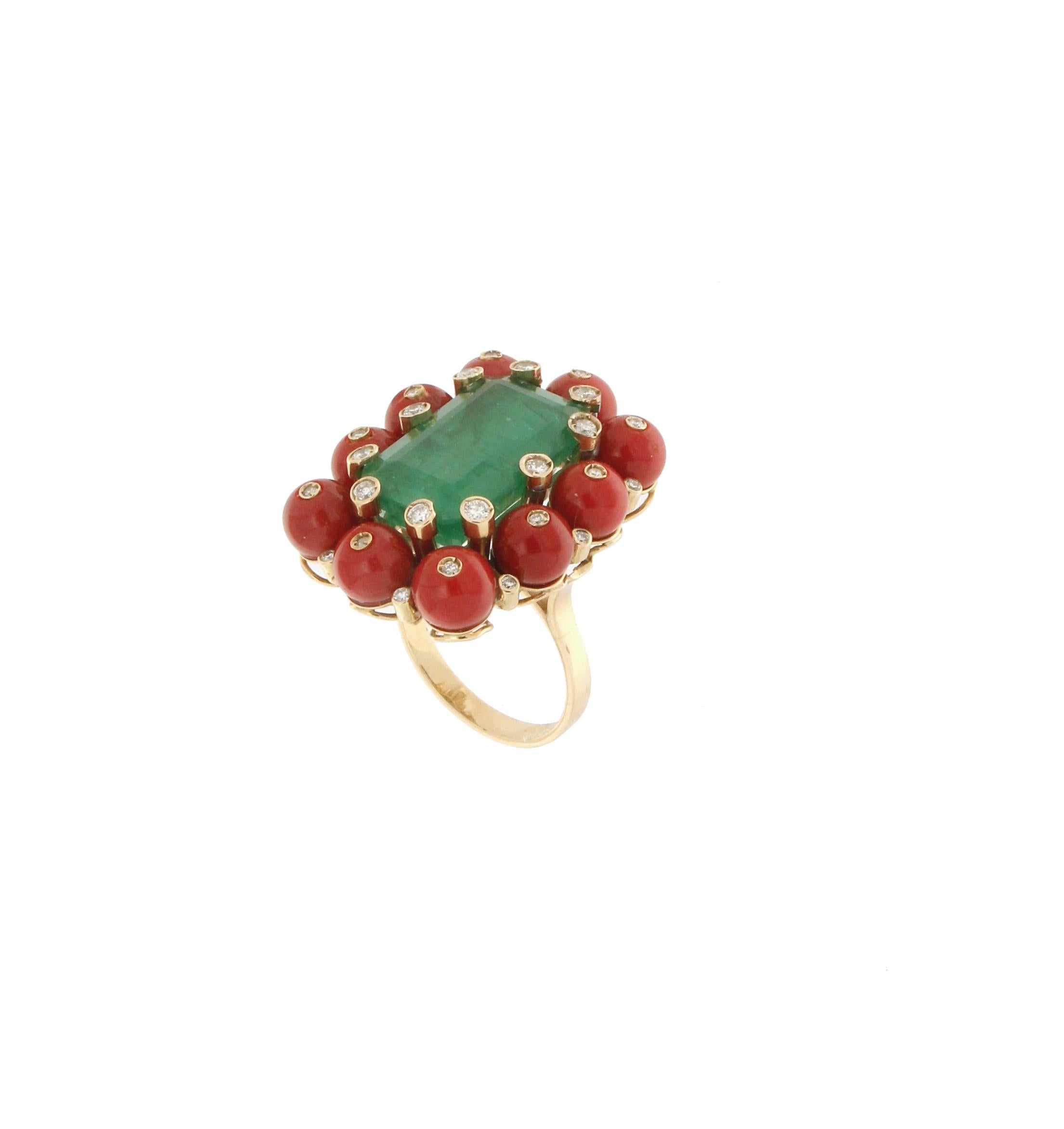 Handcraft Brazilian Emerald 14 Karat Yellow Gold Diamonds Coral Cocktail Ring In New Condition In Marcianise, IT