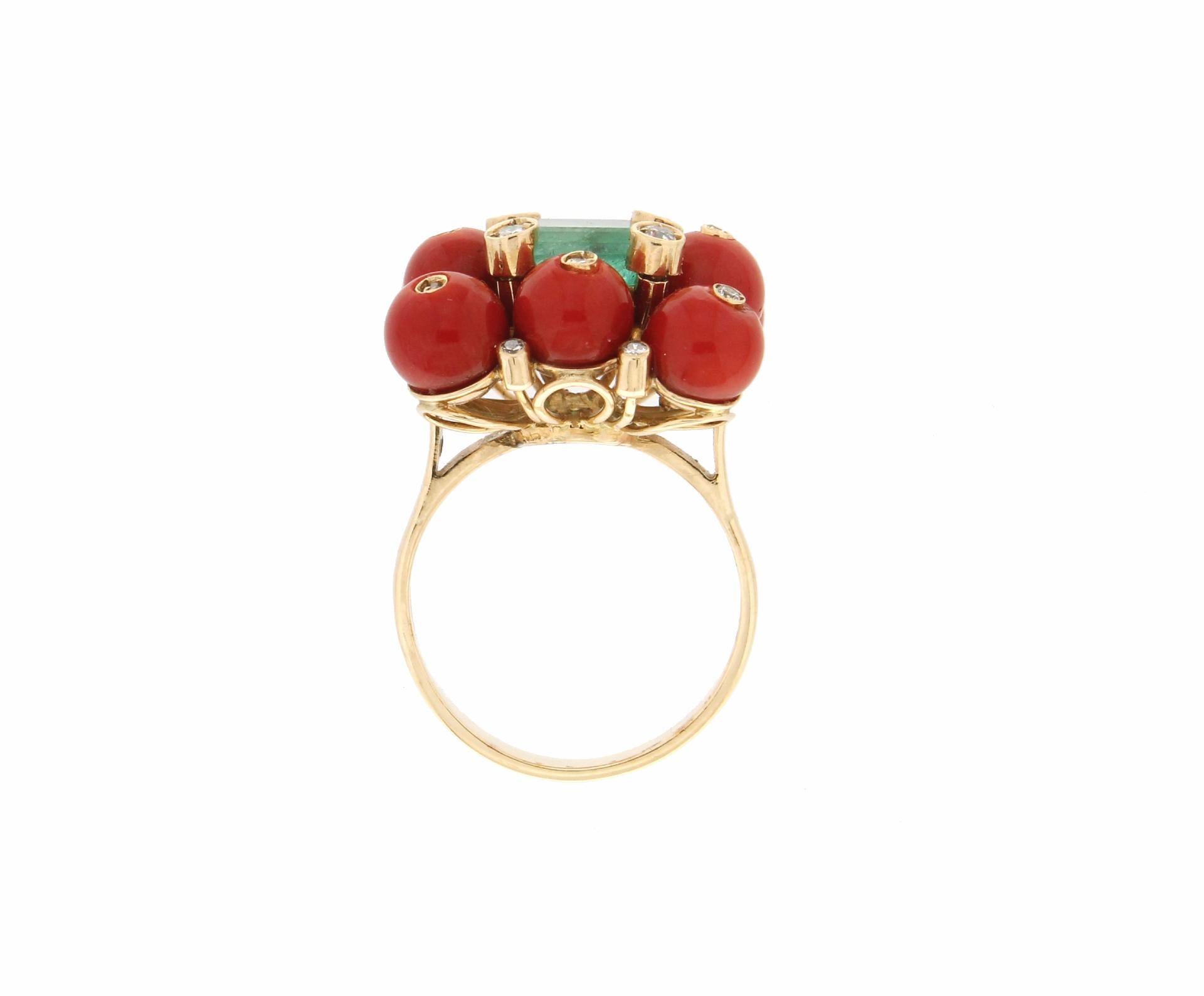 Handcraft Brazilian Emerald 14 Karat Yellow Gold Diamonds Coral Cocktail Ring In New Condition For Sale In Marcianise, IT