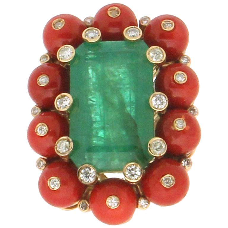 Handcraft Brazilian Emerald 14 Karat Yellow Gold Diamonds Coral Cocktail Ring