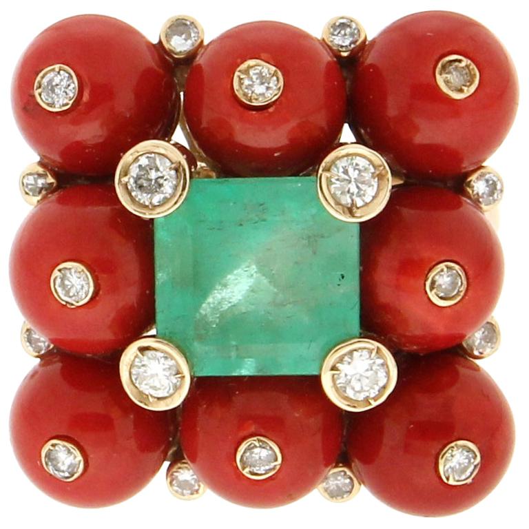 Smeraldo brasiliano artigianale, oro giallo 14 carati, diamanti, corallo, anello da cocktail
