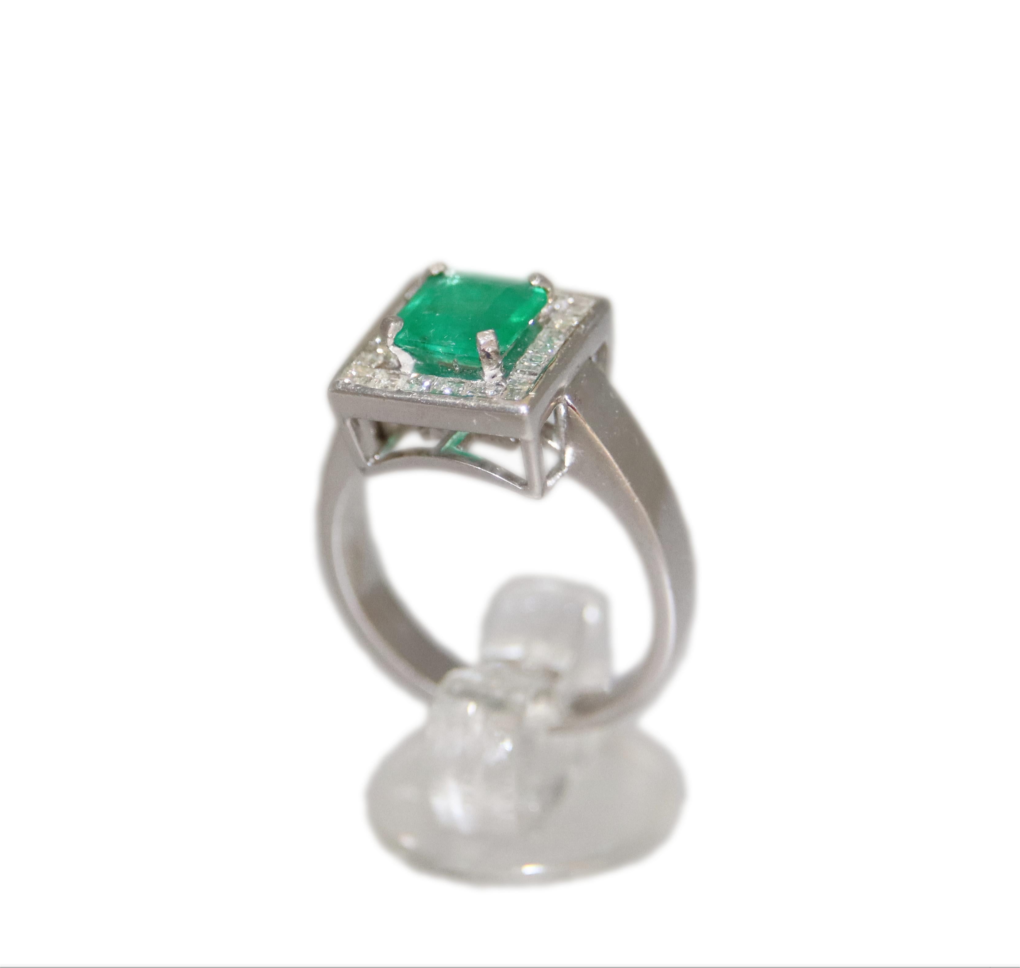 Handcraft Brazilian Emerald 18 Karat White Gold Diamonds Cocktail Ring For Sale 3