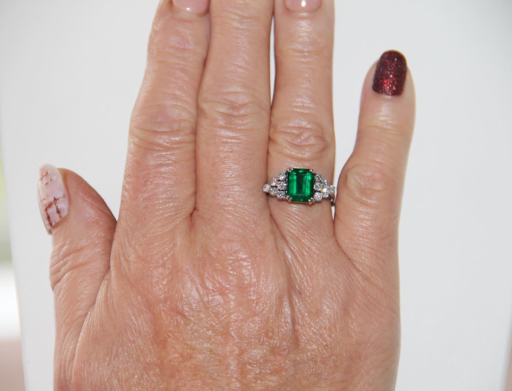 Handcraft Brazilian Emerald 18 Karat White Gold Diamonds Cocktail Ring For Sale 4