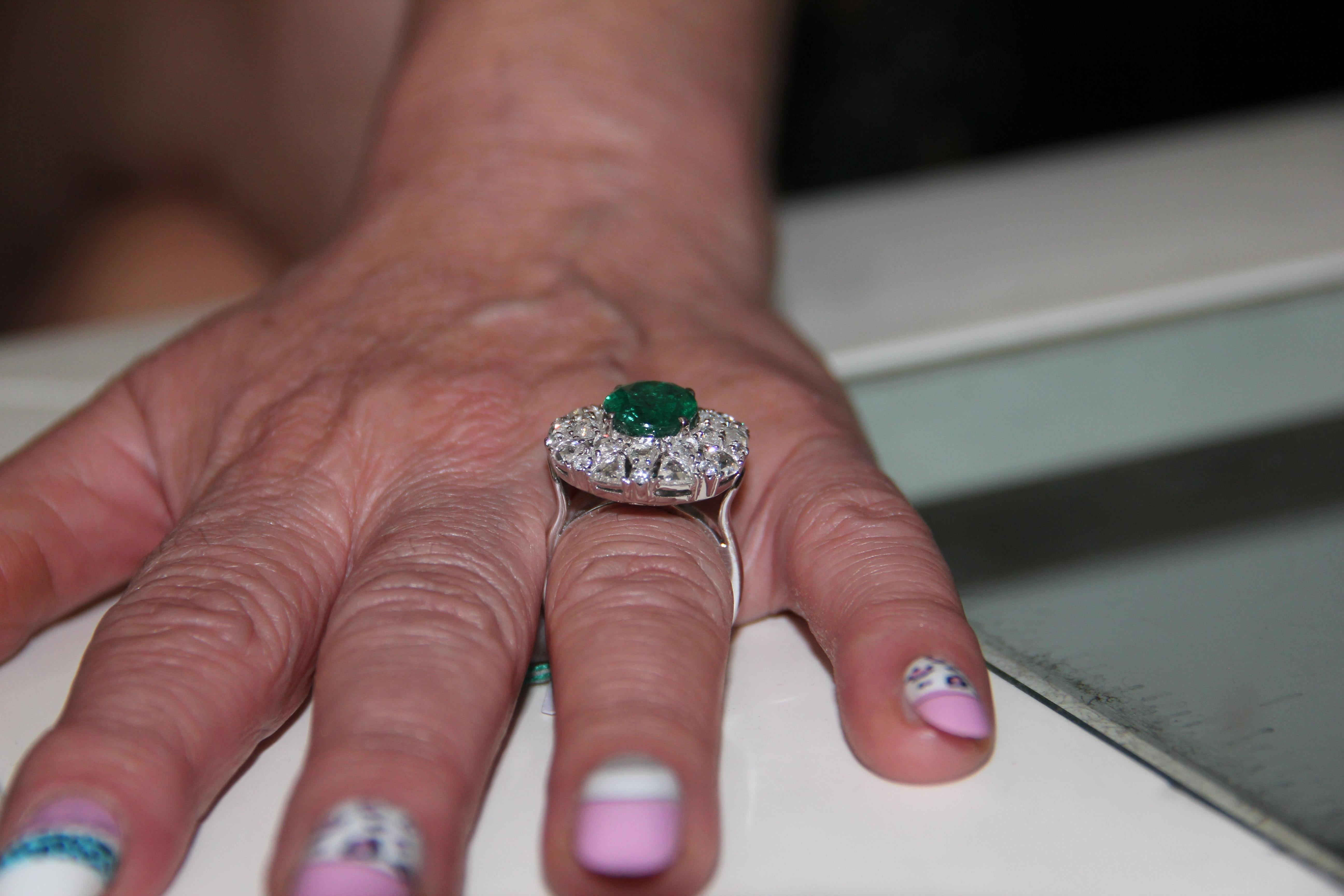 Handcraft Brazilian Emerald 18 Karat White Gold Diamonds Cocktail Ring For Sale 5