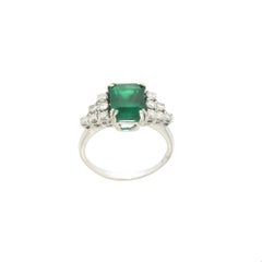 Handcraft Brazilian Emerald 18 Karat White Gold Diamonds Cocktail Ring
