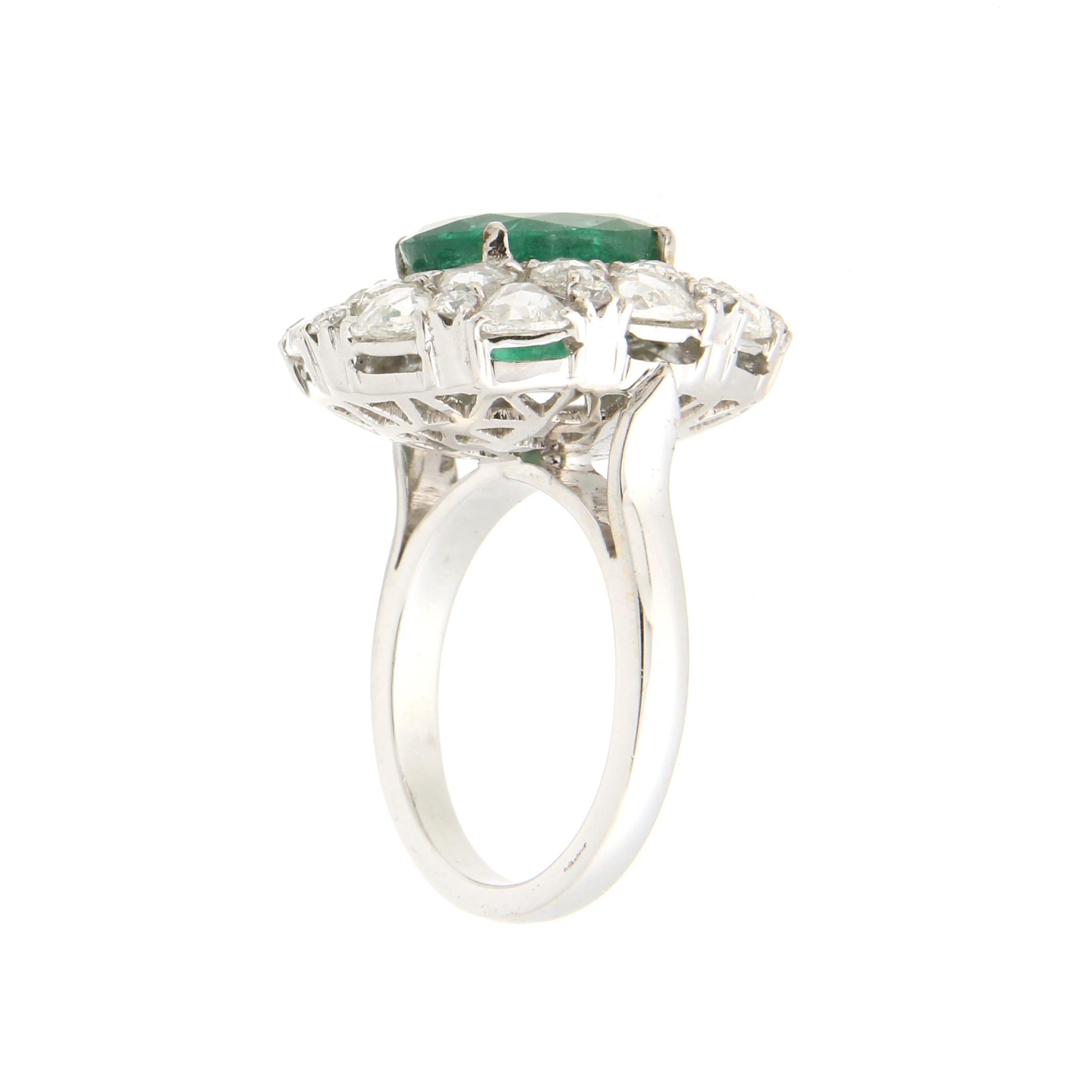 Handcraft Brazilian Emerald 18 Karat White Gold Diamonds Cocktail Ring For Sale 1