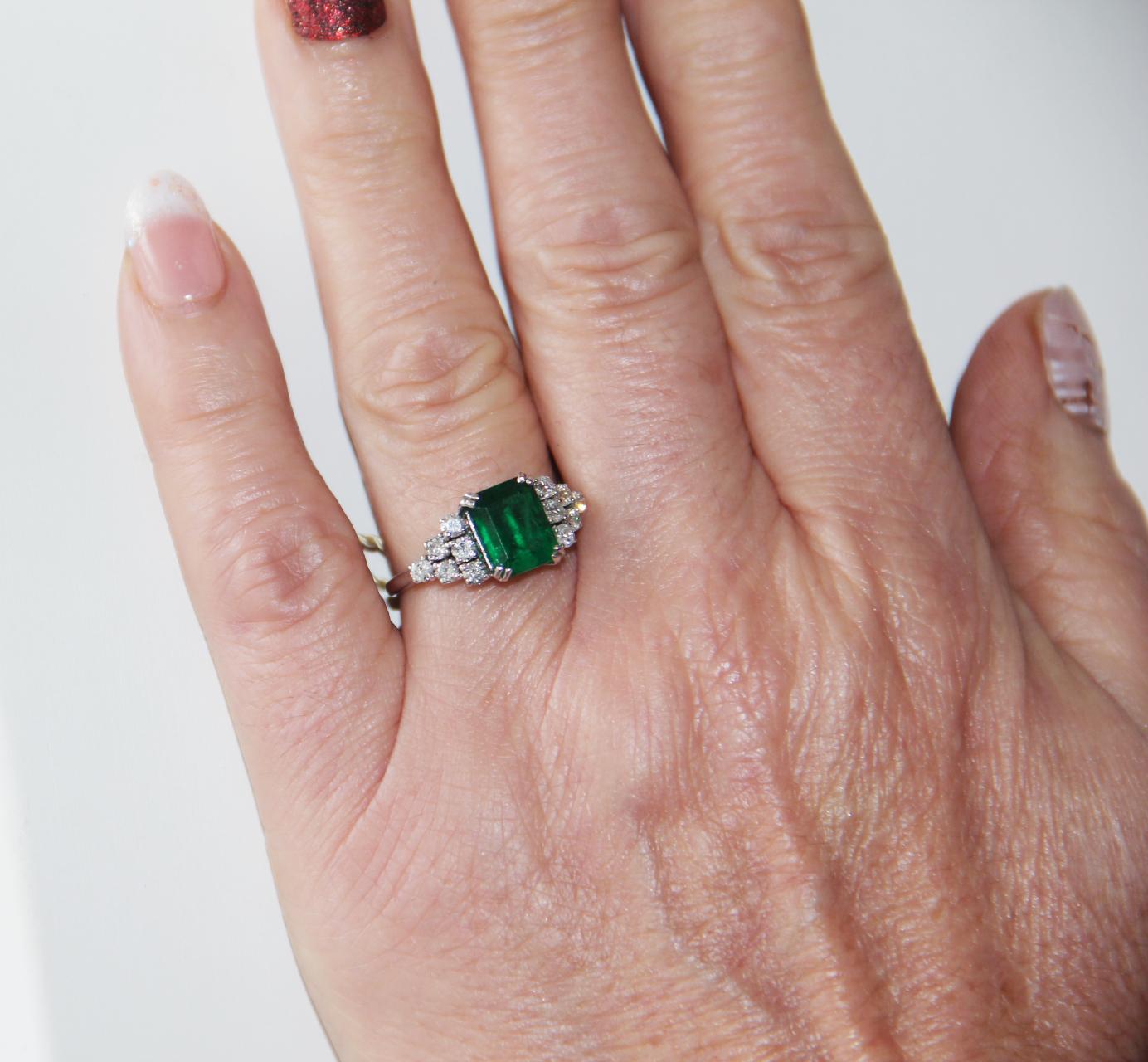 Handcraft Brazilian Emerald 18 Karat White Gold Diamonds Cocktail Ring For Sale 2