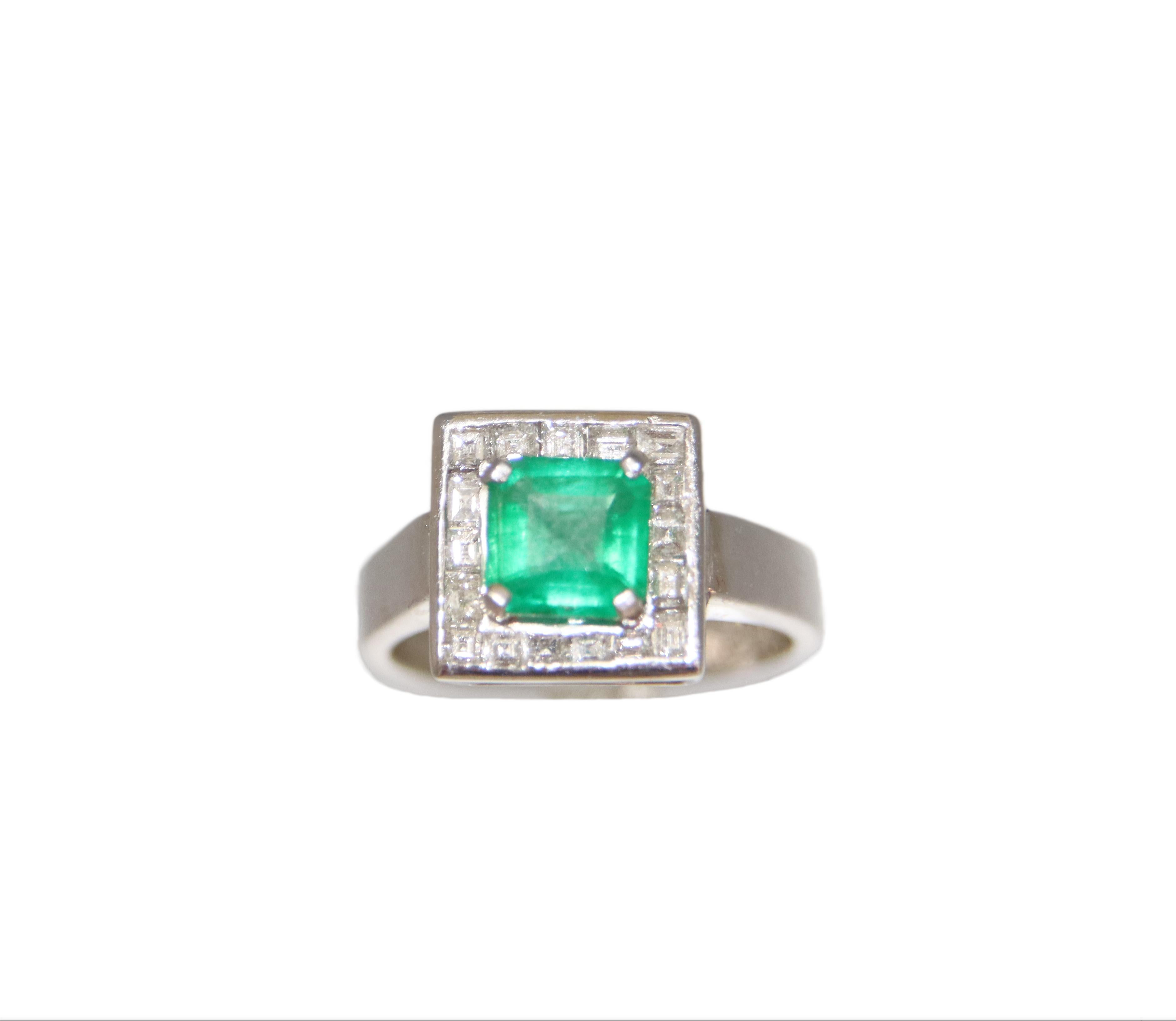 Handcraft Brazilian Emerald 18 Karat White Gold Diamonds Cocktail Ring For Sale 2