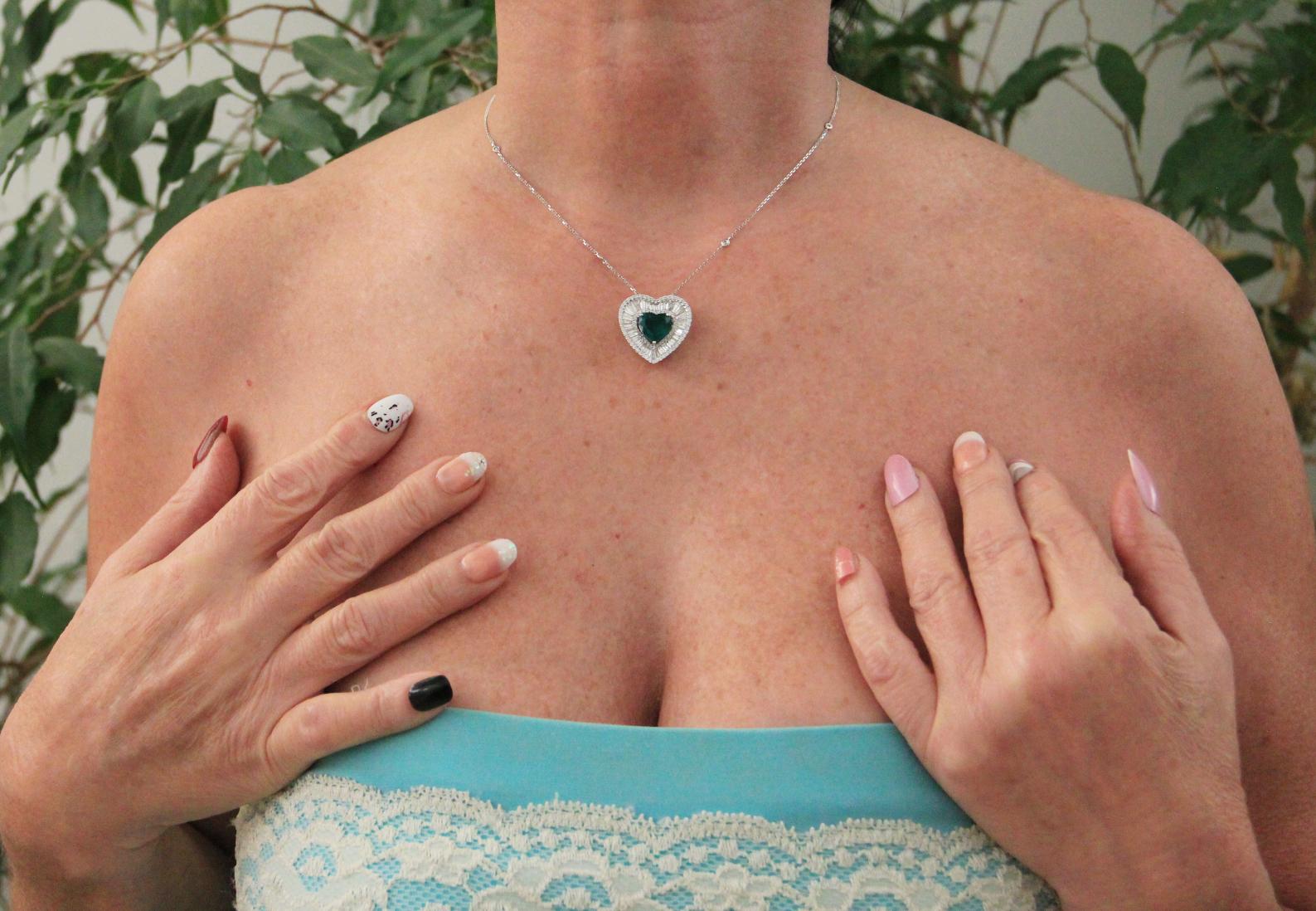 Handcraft Brazilian Emerald Heart 18 Karat White Gold Diamonds Pendant Necklace For Sale 4