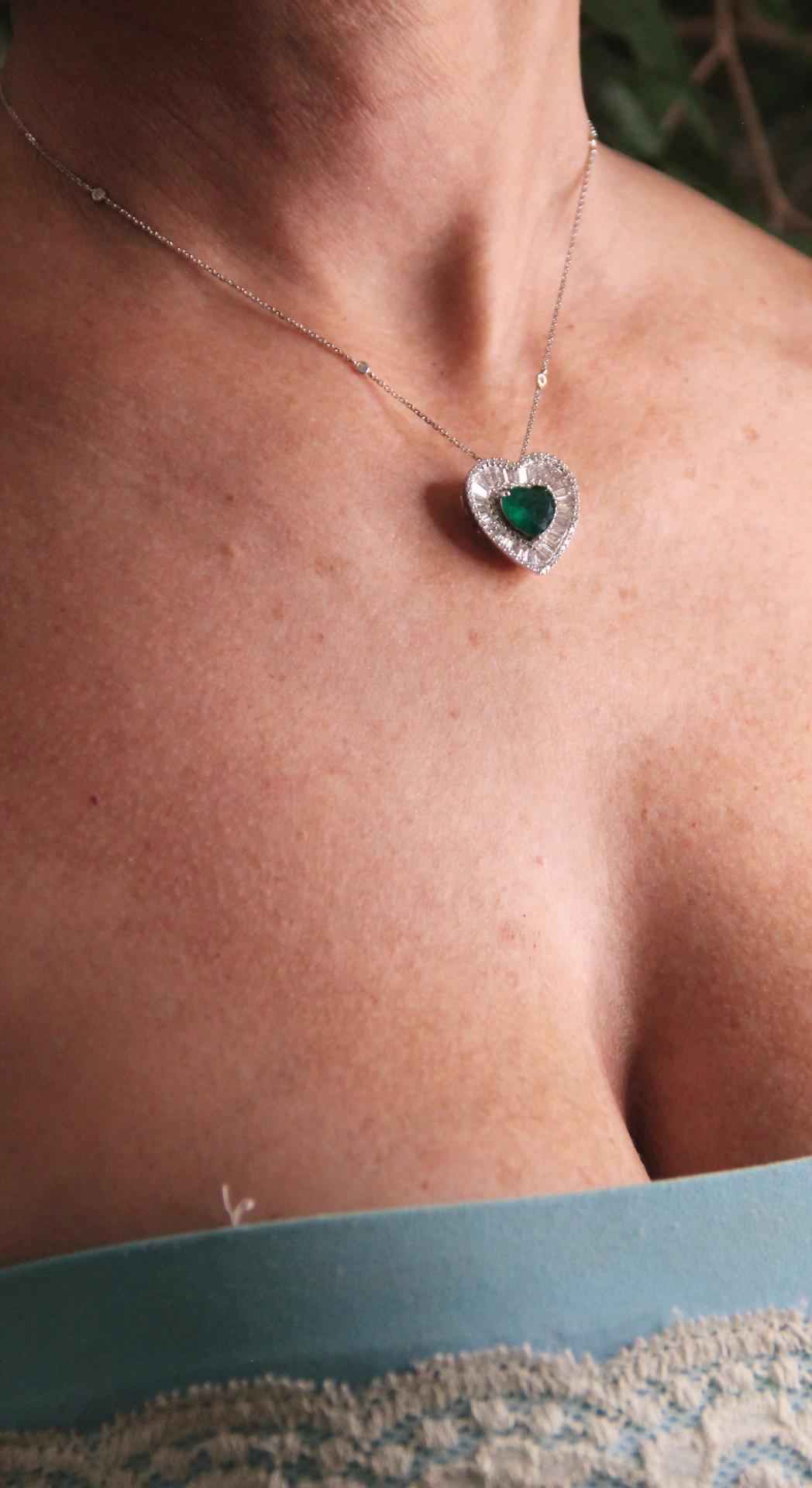 Handcraft Brazilian Emerald Heart 18 Karat White Gold Diamonds Pendant Necklace For Sale 8