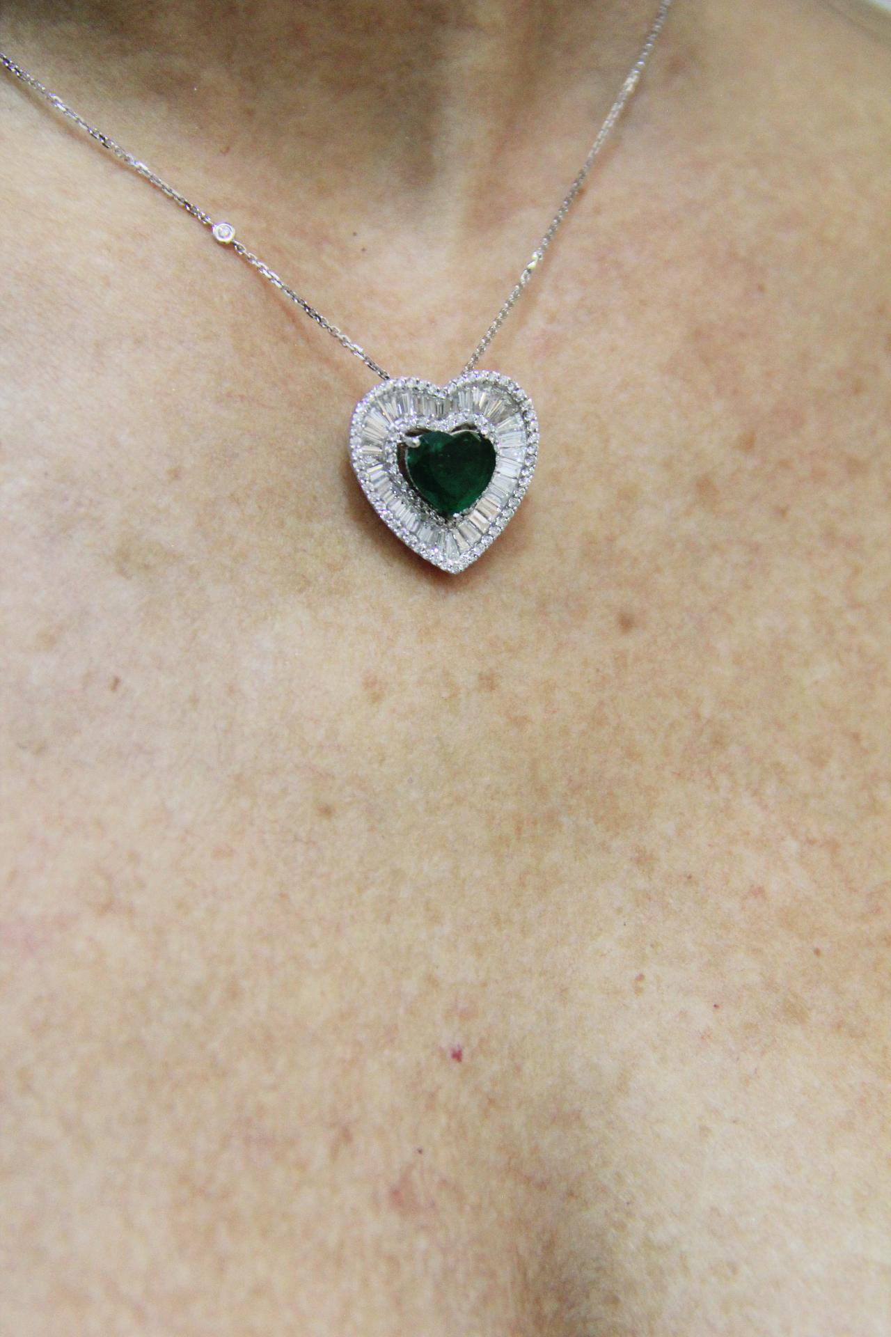 Handgefertigte Halskette mit Anhänger aus brasilianischem Smaragd und Herz aus 18 Karat Weißgold mit Diamanten im Angebot 10