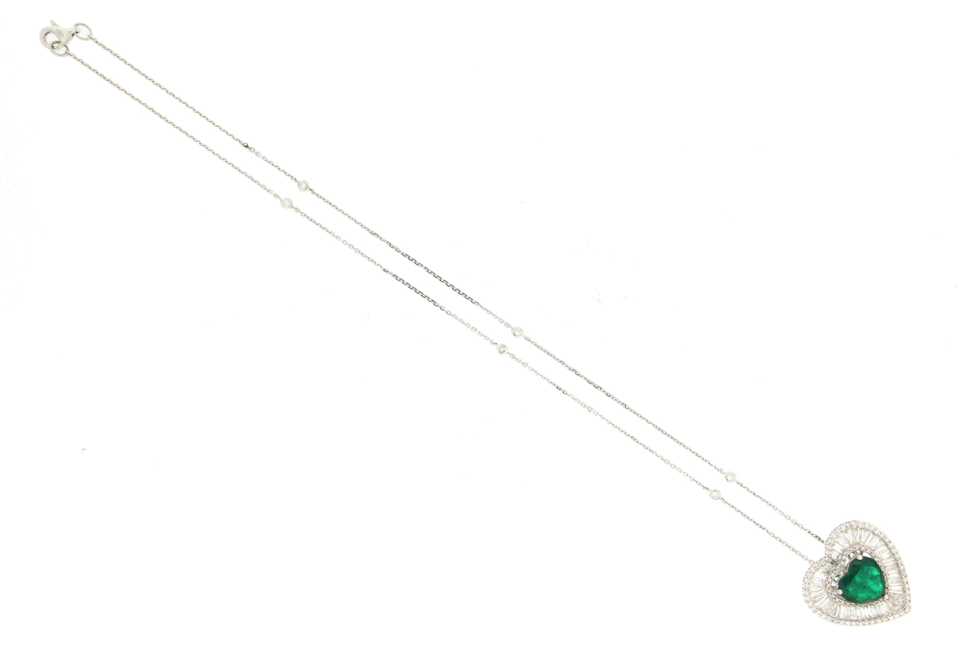 Handgefertigte Halskette mit Anhänger aus brasilianischem Smaragd und Herz aus 18 Karat Weißgold mit Diamanten im Zustand „Neu“ im Angebot in Marcianise, IT
