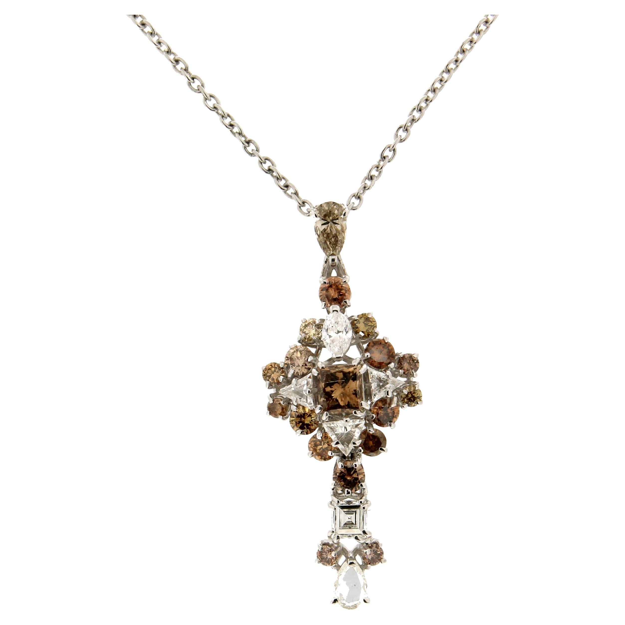 Collier pendentif artisanal en or blanc 18 carats avec diamants bruns et blancs