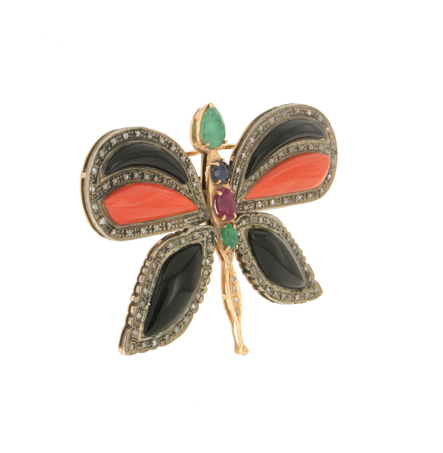 Handcraft Schmetterling 14 Karat Gelbgold Koralle Smaragd Onyx Diamanten Brosche (Ovalschliff) im Angebot