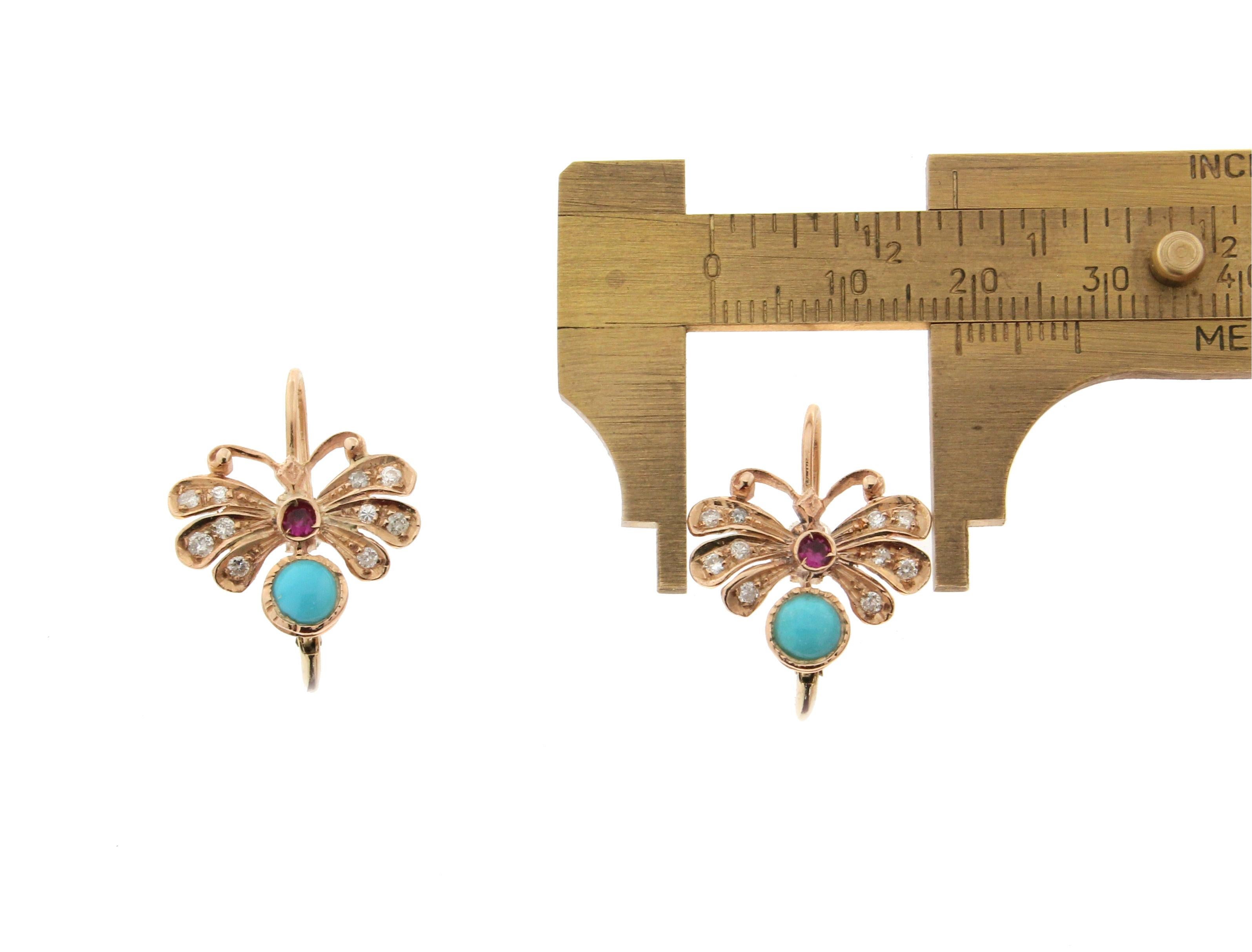 Pendientes Colgantes Artesanales Mariposa Oro Amarillo 14 Kilates Diamantes Rubí Turquesa en venta 1