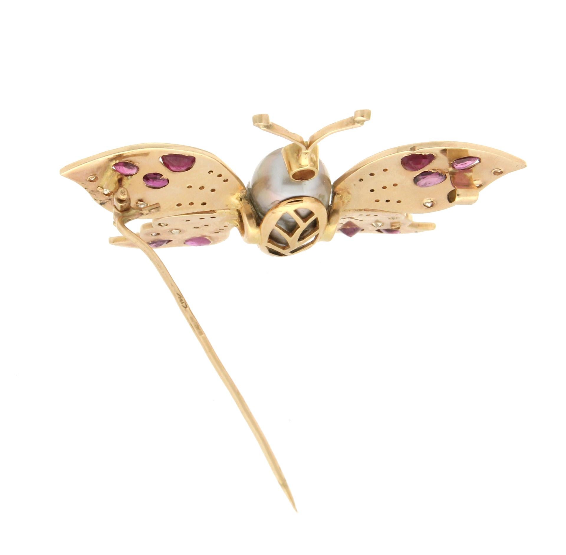 Broche Mariposa Artesanal Oro Amarillo 18 Kilates Rubí Perla Diamantes en Nuevo estado para la venta en Marcianise, IT