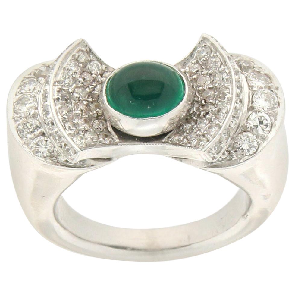 Cocktail-Ring, handgefertigt, Cabochon Smaragd 18 Karat Weißgold Diamanten