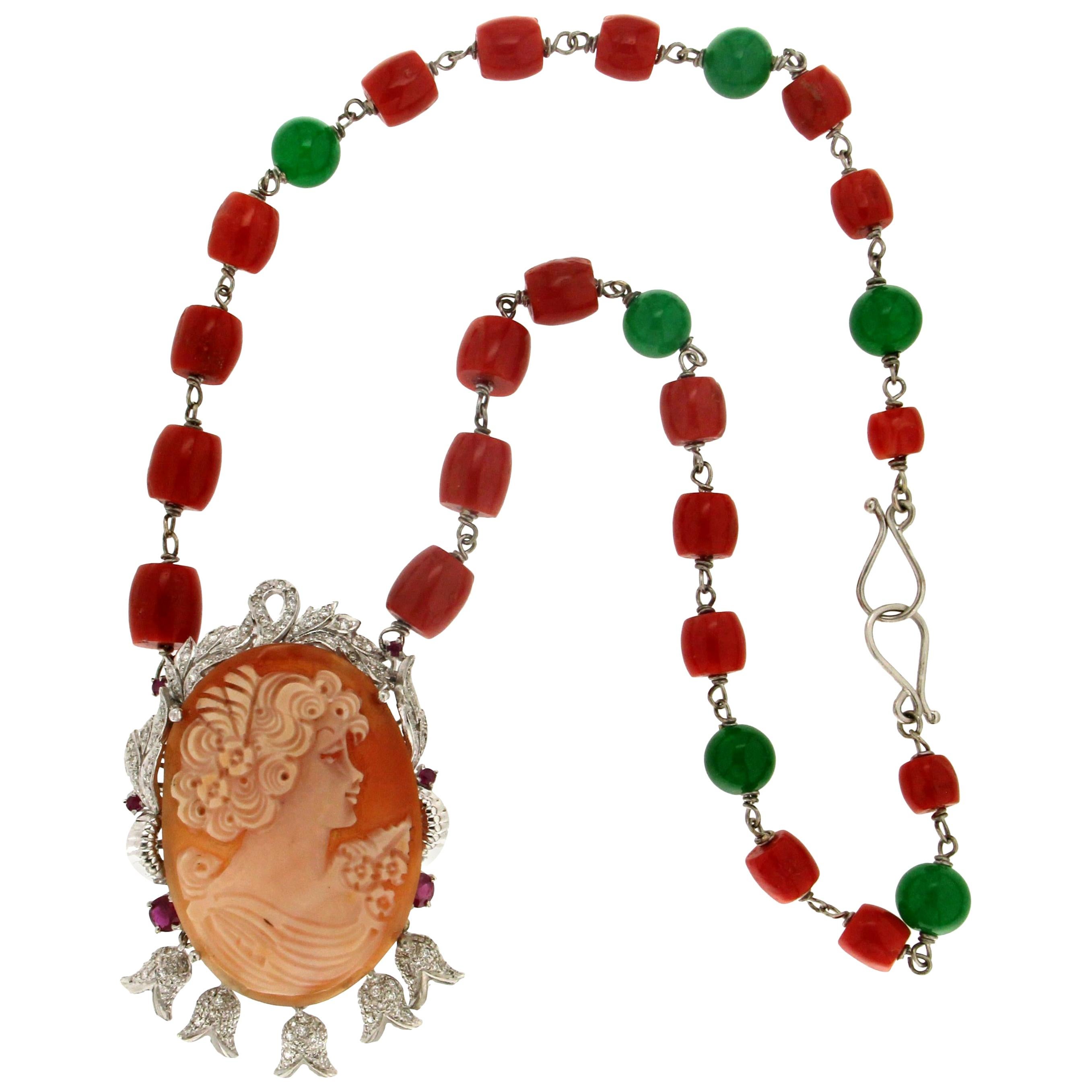 Handgefertigte Halskette mit Aventurin-Anhänger, Kamee 18 Karat Weißgold Koralle Diamanten