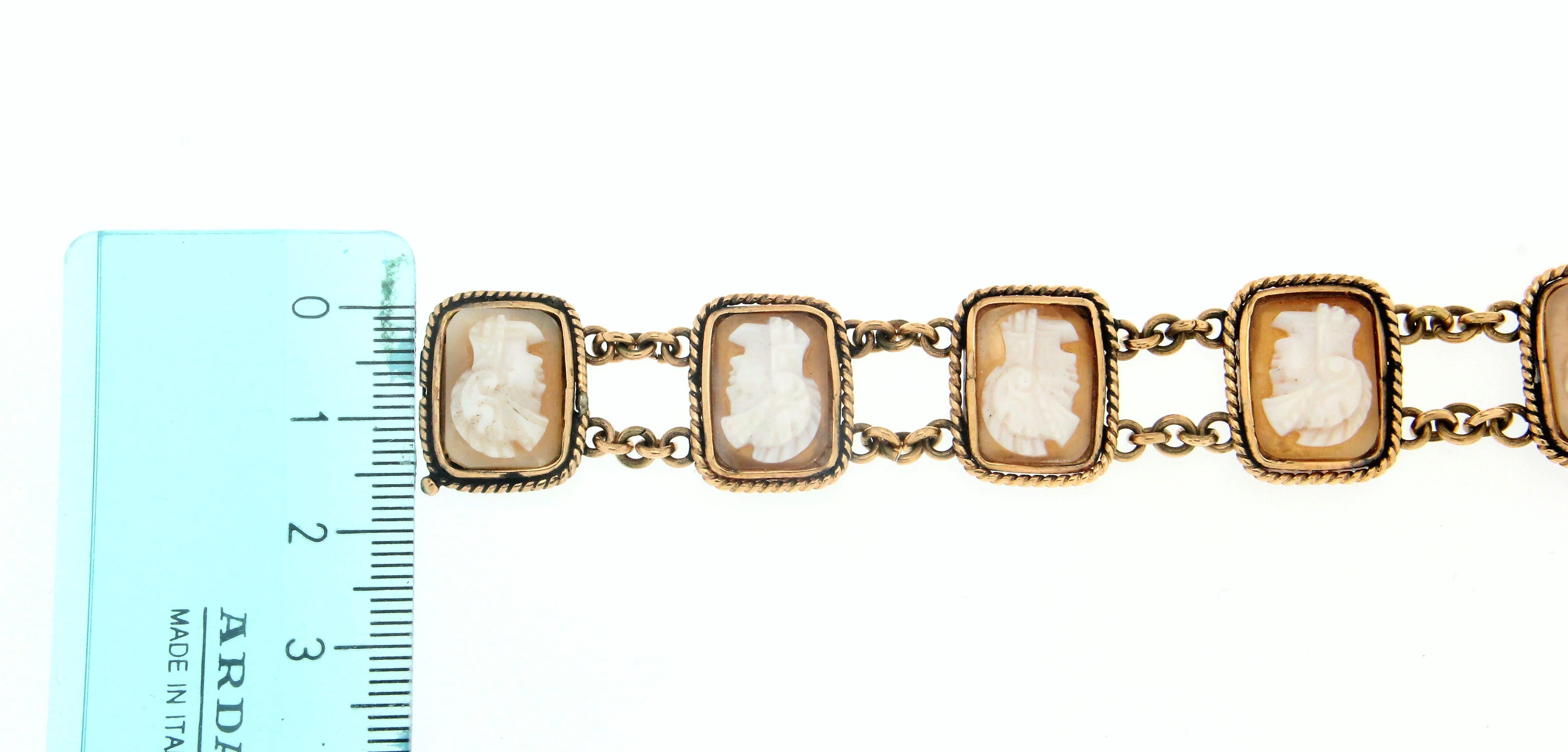 Handgefertigtes Manschettenarmband mit Kamee aus 14 Karat Gelbgold für Damen oder Herren im Angebot