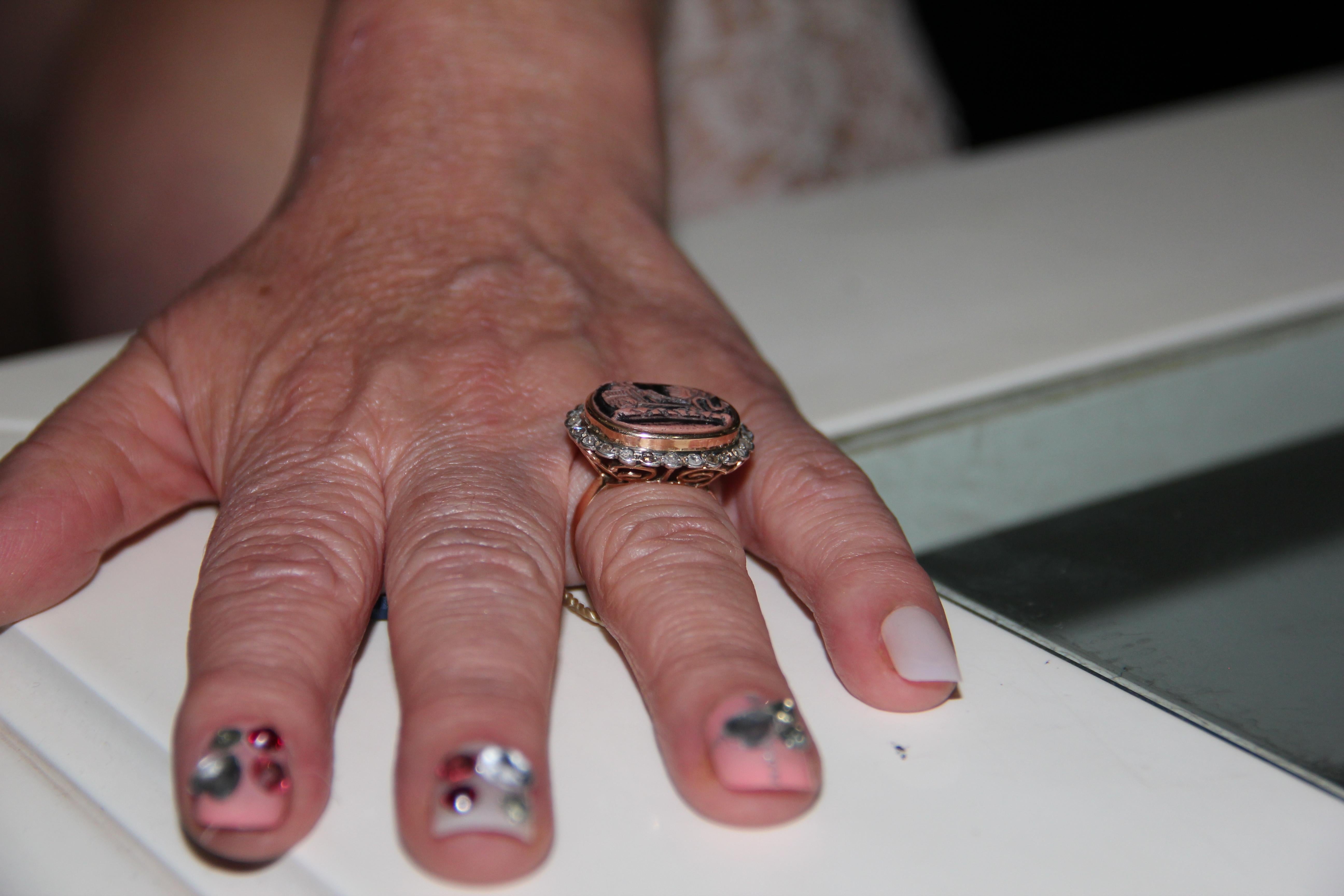 Handgefertigter Cocktail-Ring Cameo 14 Karat Gelbgold mit Diamanten im Angebot 5