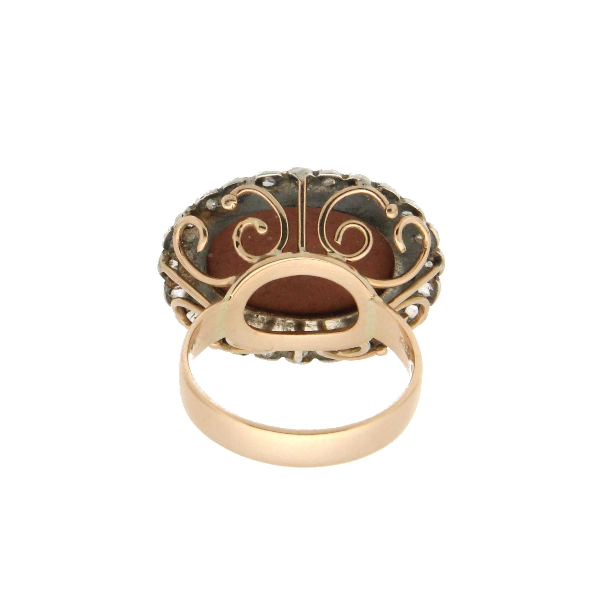 Handgefertigter Cocktail-Ring Cameo 14 Karat Gelbgold mit Diamanten Damen im Angebot