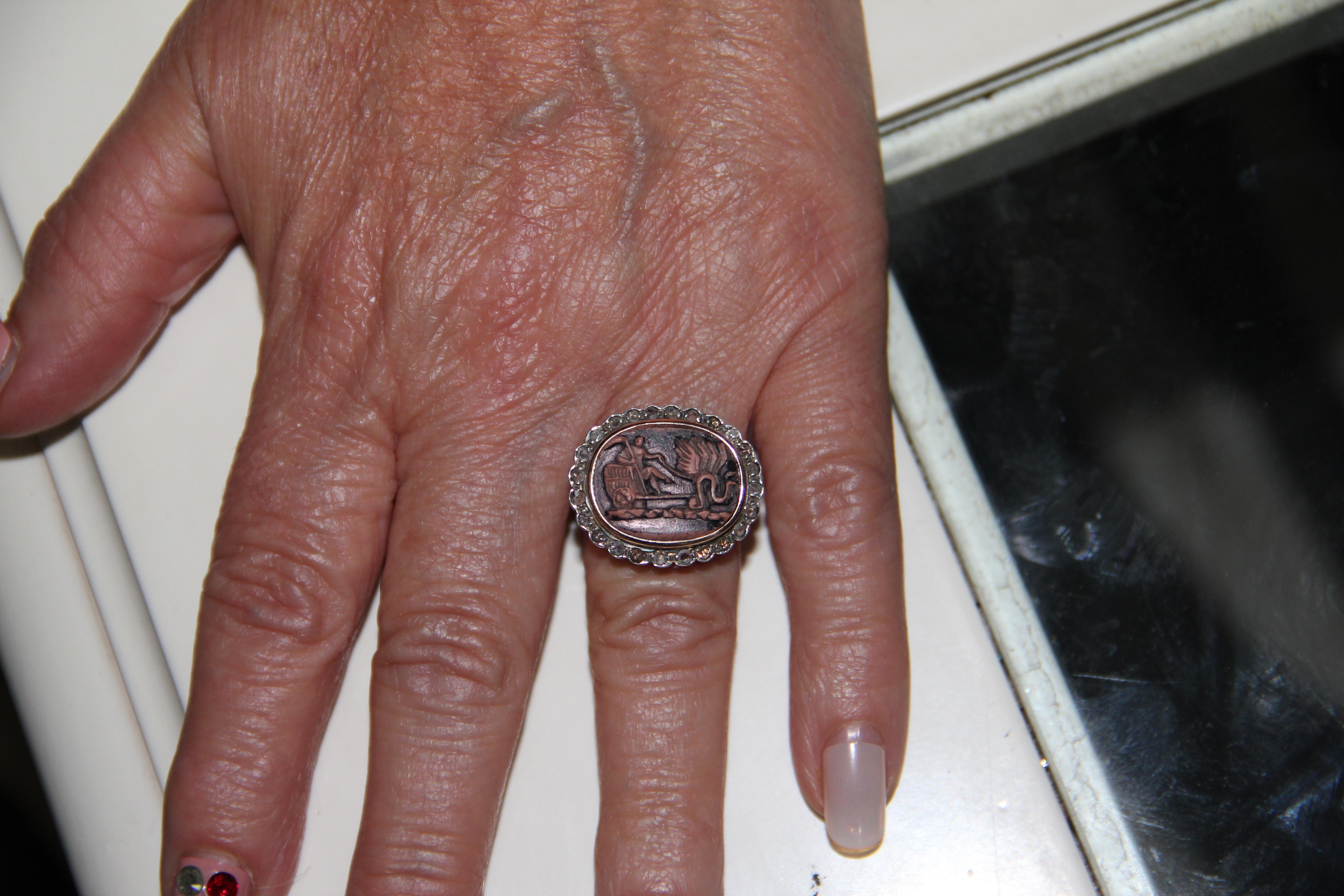 Handgefertigter Cocktail-Ring Cameo 14 Karat Gelbgold mit Diamanten im Angebot 3