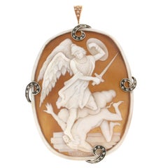 Handcraft Cameo 14 Karat Yellow Gold Diamonds Pendant Necklace