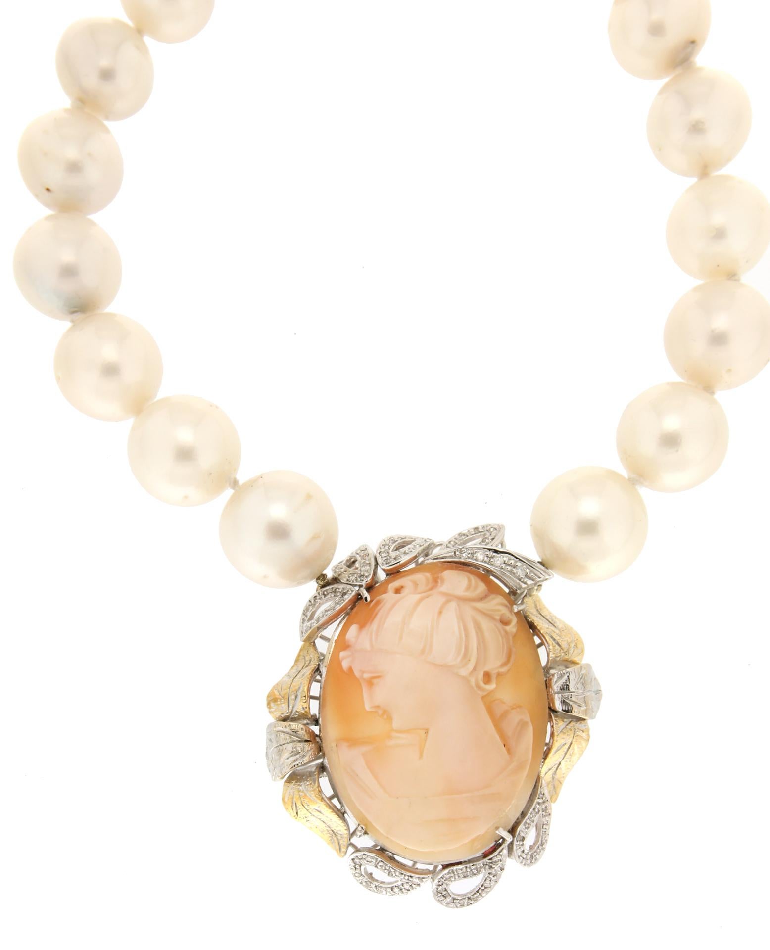 Halskette mit Anhänger aus 18 Karat Weißgold mit australischen Perlen und Diamanten, Handarbeit (Kunsthandwerker*in) im Angebot