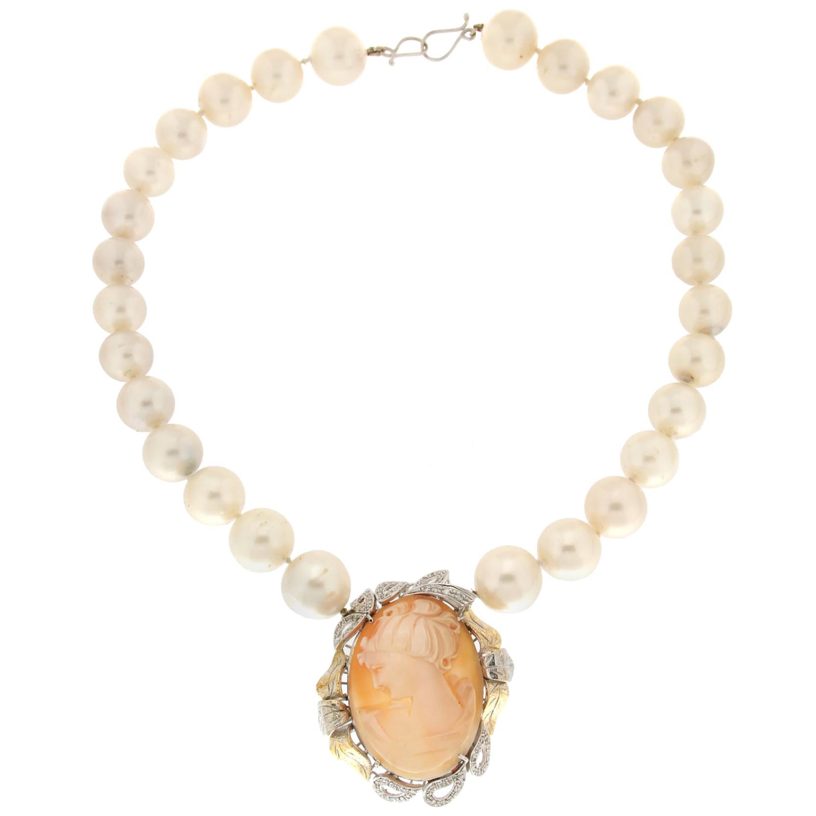 Collier pendentif artisanal camée en or blanc 18 carats avec perles d'Australie et diamants