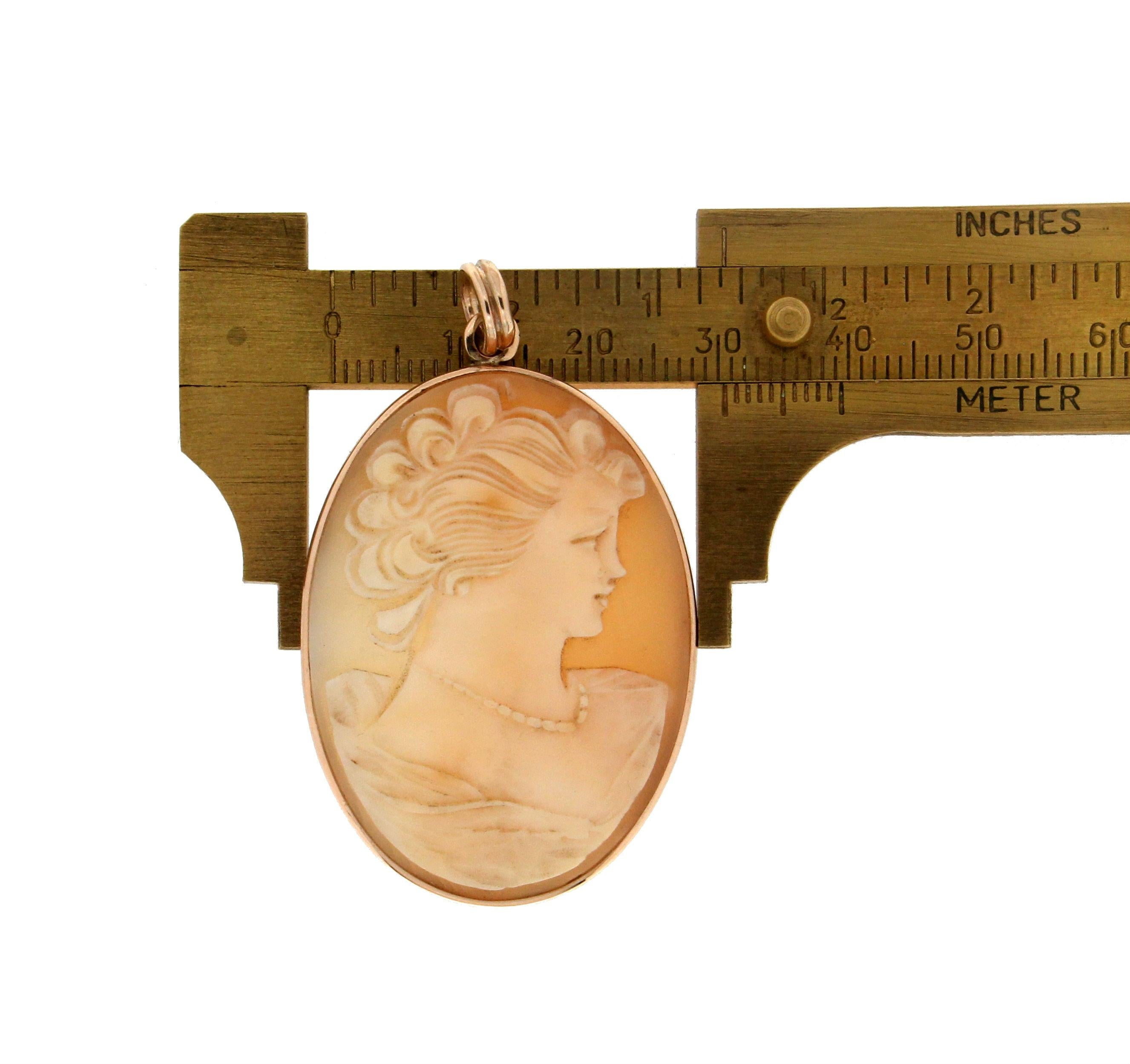 Collier pendentif camée en or jaune 9 carats, fabrication artisanale Unisexe en vente