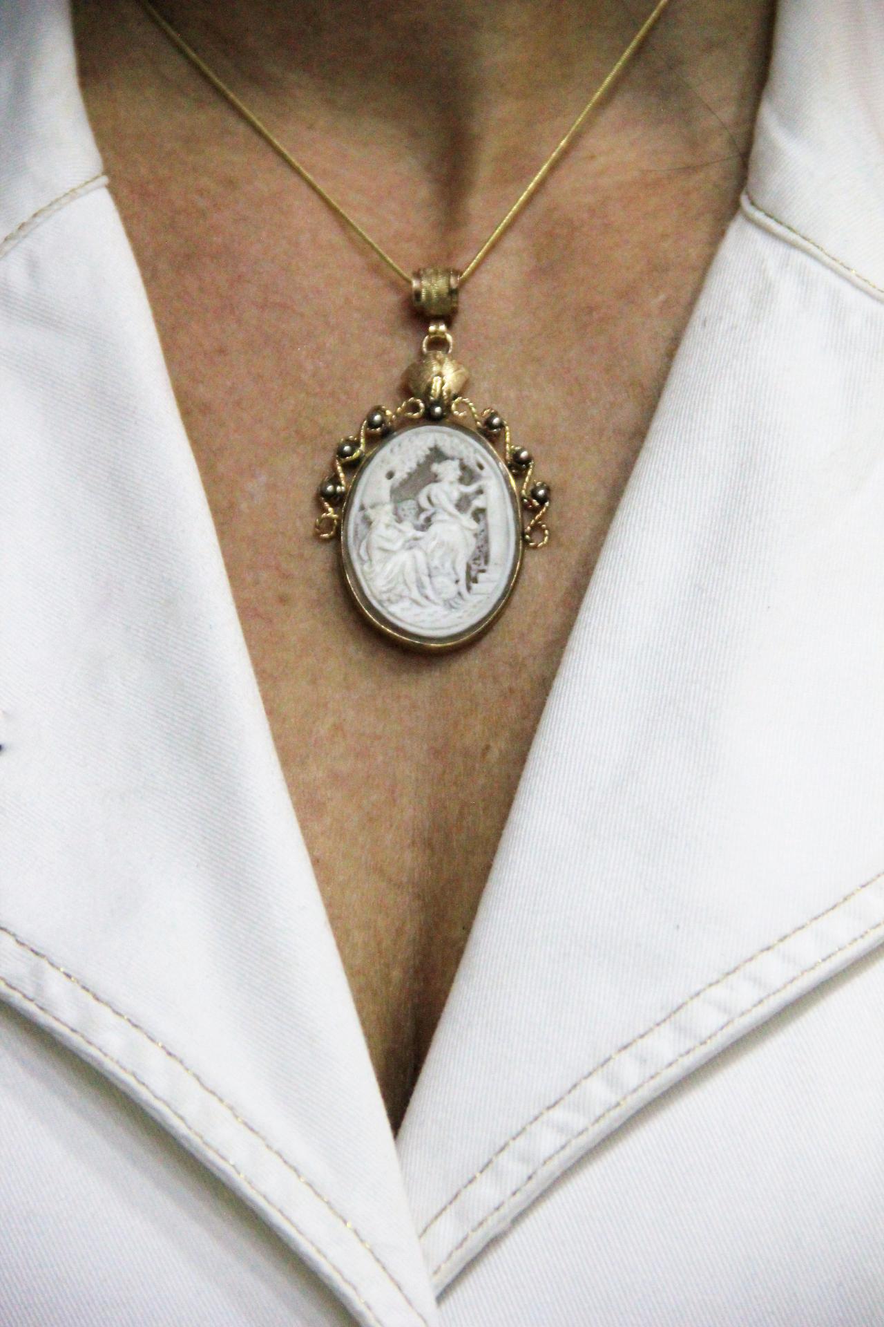 Handcraft Cameo 9 Karat Yellow Gold Pendant Necklace For Sale 3