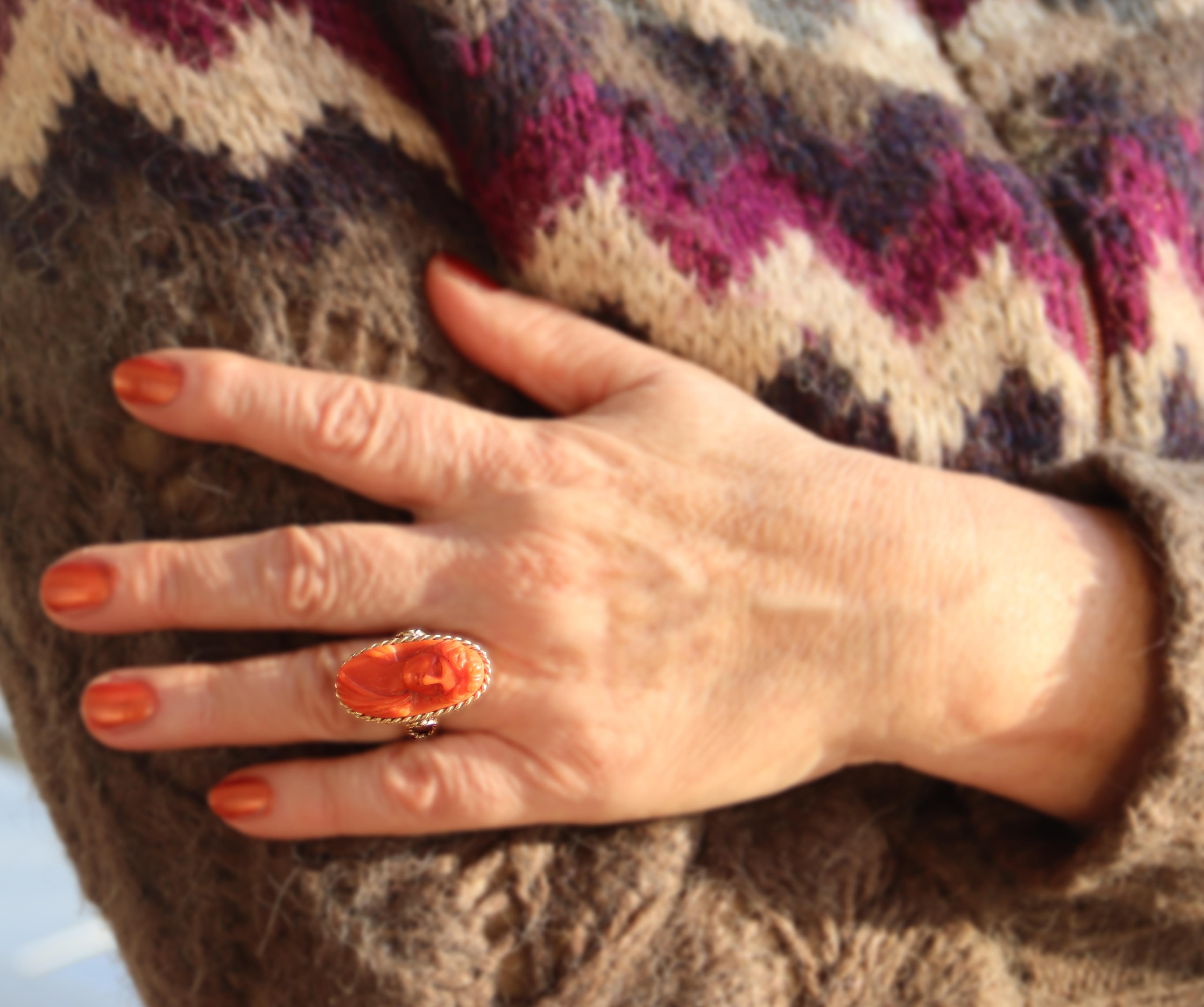 Bague cocktail en or jaune 14 carats avec camée en corail, fabrication artisanale en vente 3