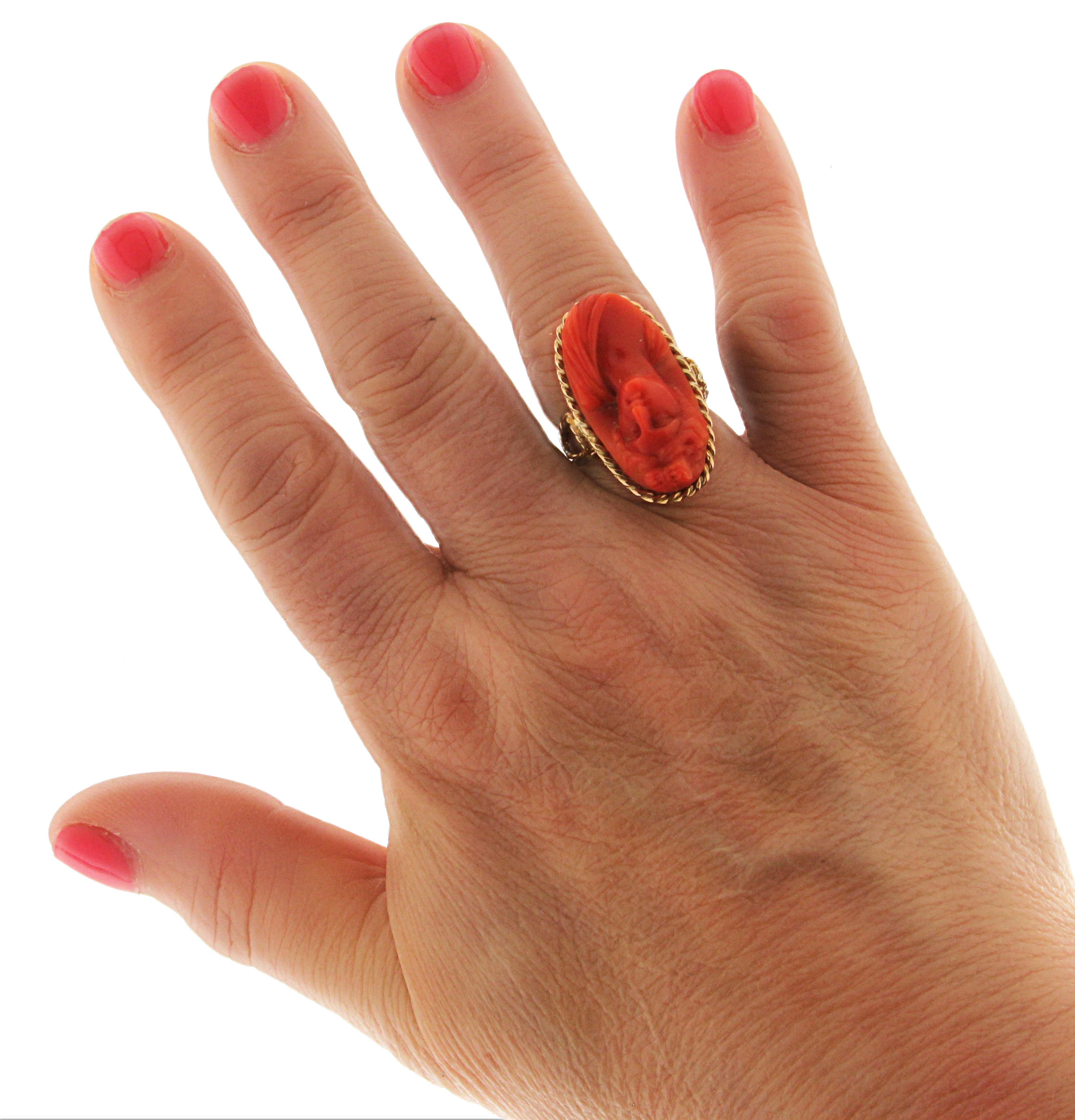 Bague cocktail en or jaune 14 carats avec camée en corail, fabrication artisanale en vente 4