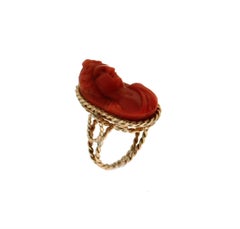 Handgefertigter Cocktail-Ring aus 14 Karat Gelbgold mit Kamee-Koralle