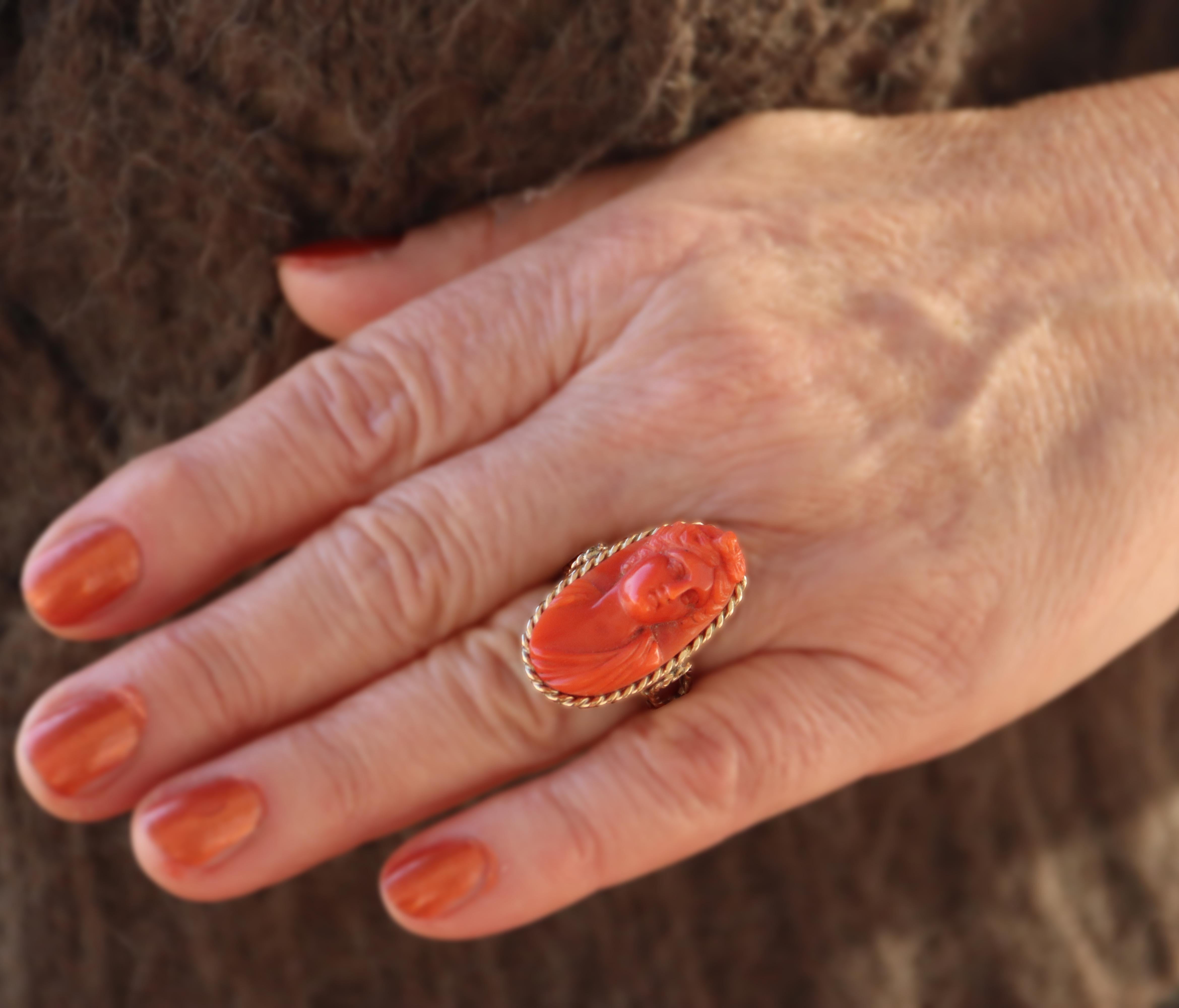 Bague cocktail en or jaune 14 carats avec camée en corail, fabrication artisanale en vente 2