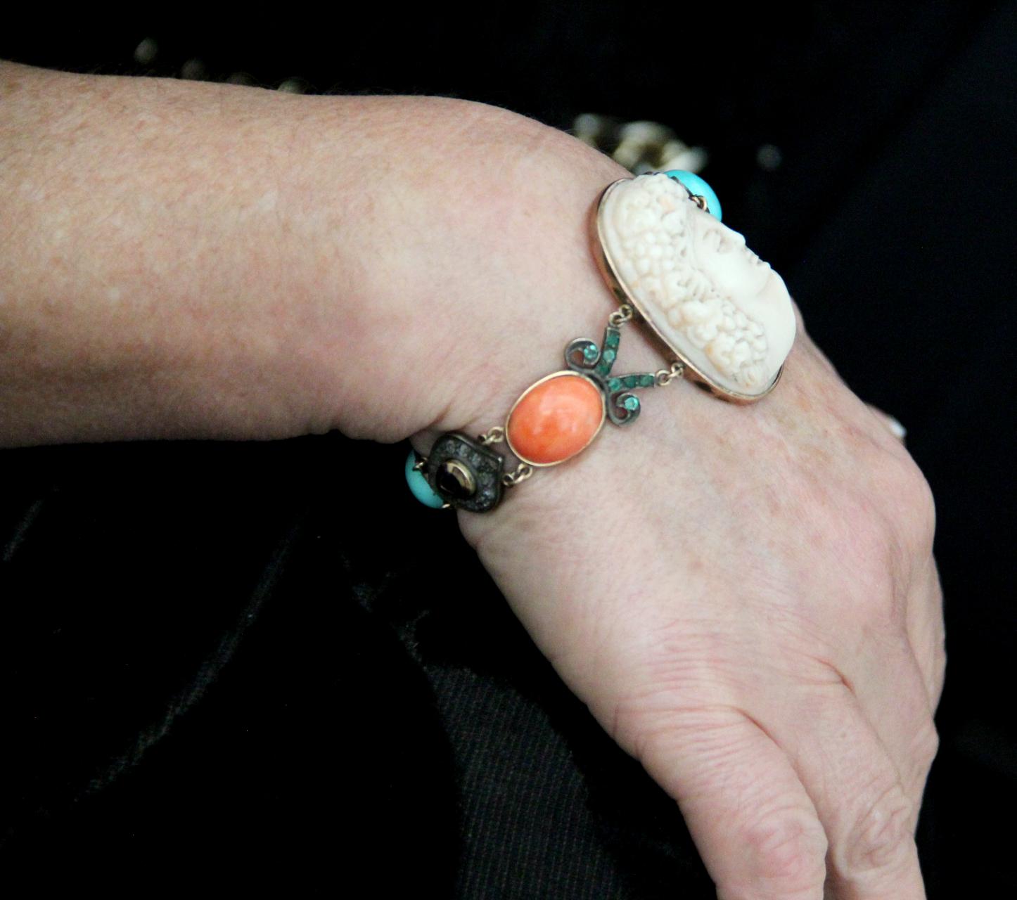 Bracelet manchette artisanal camée en corail, or jaune 9 carats, turquoise et diamants en vente 4