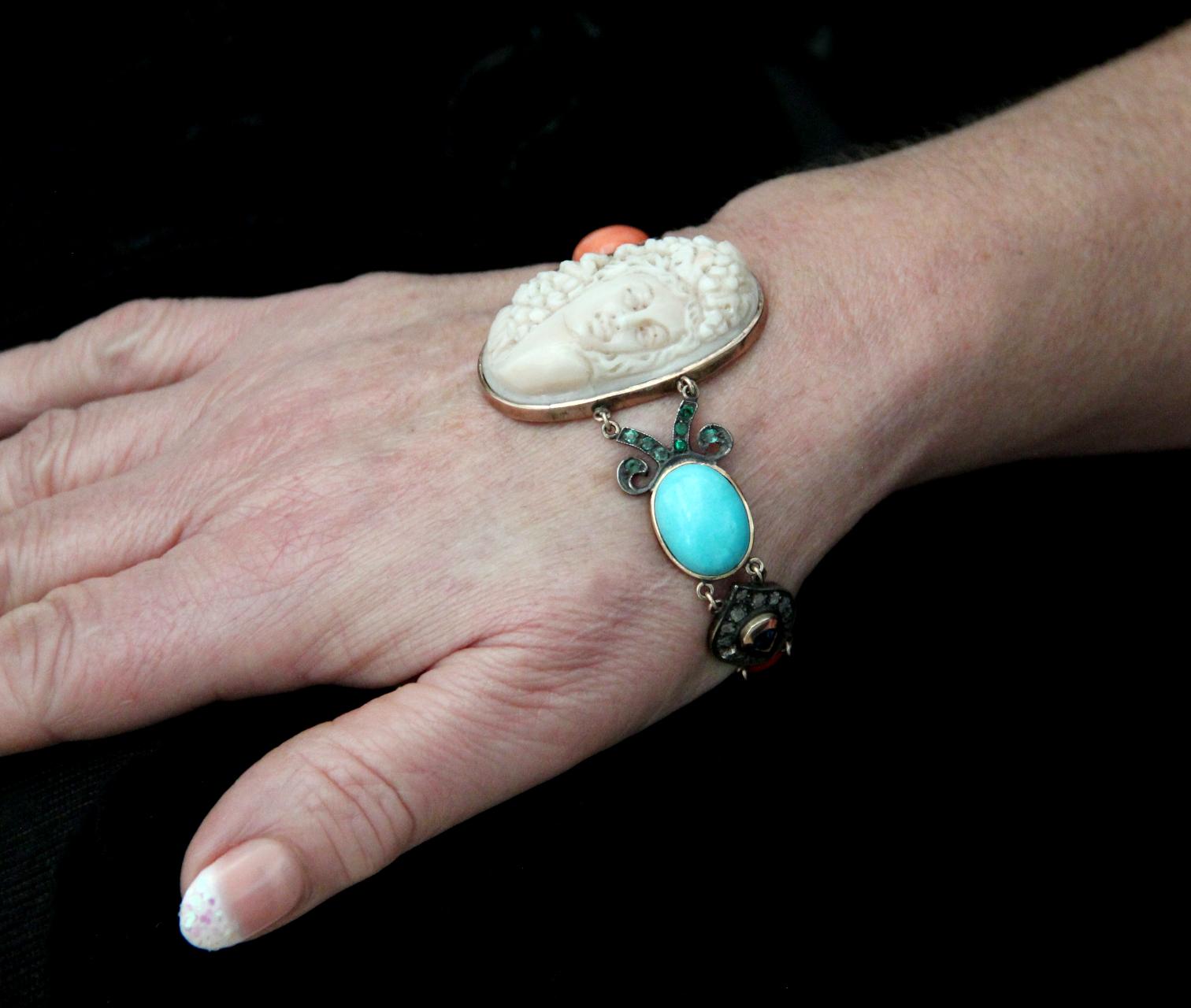 Bracelet manchette artisanal camée en corail, or jaune 9 carats, turquoise et diamants en vente 5