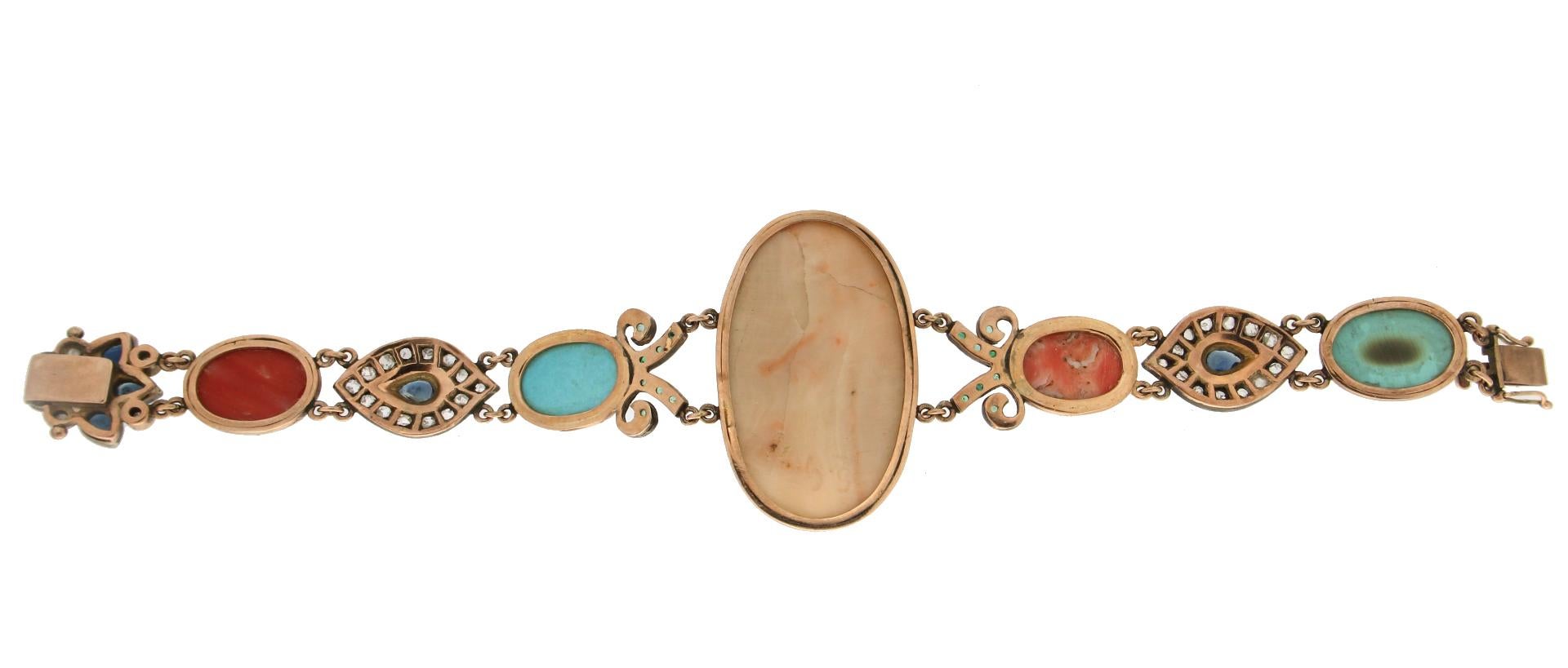 Artisan Bracelet manchette artisanal camée en corail, or jaune 9 carats, turquoise et diamants en vente
