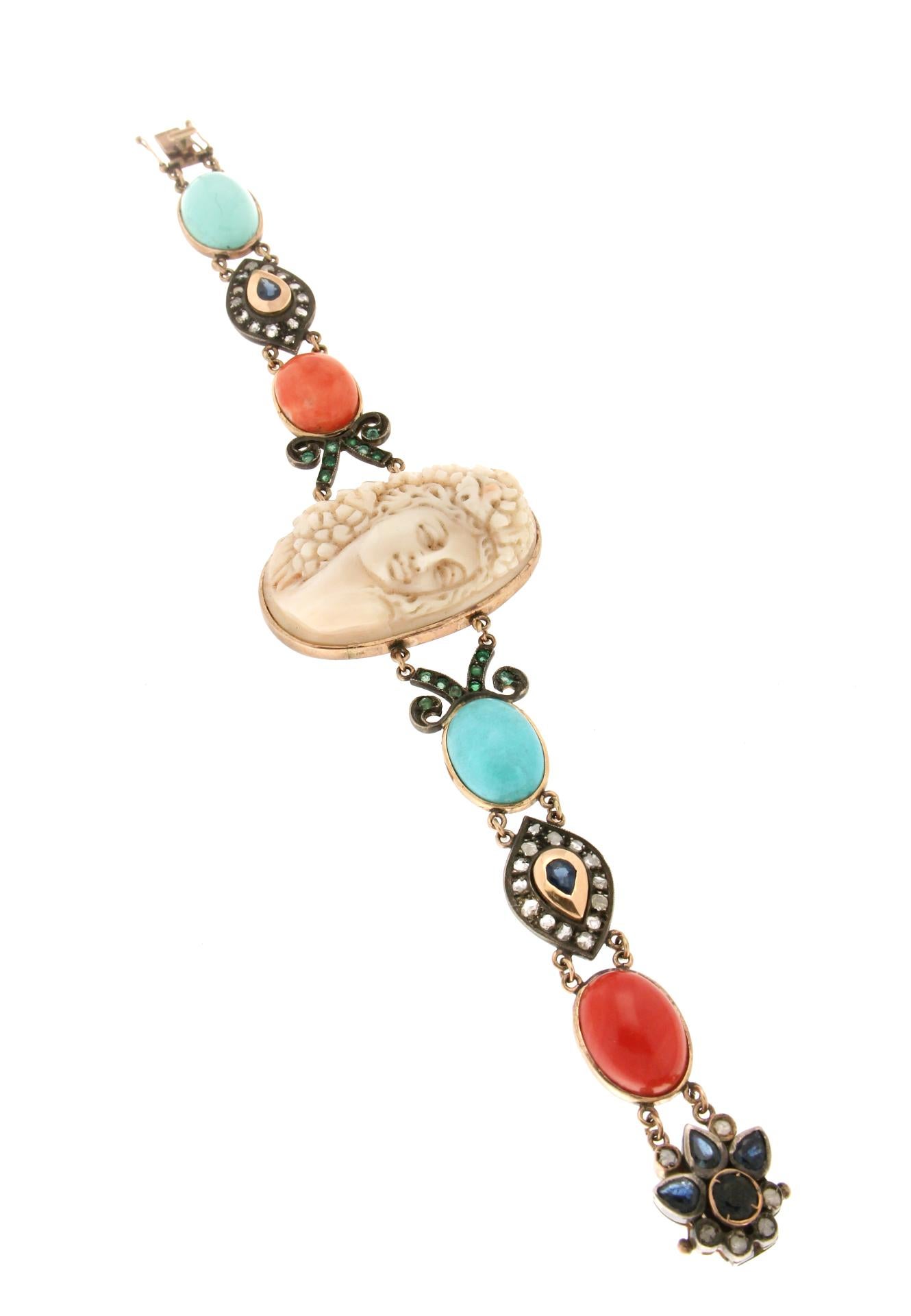 Taille rose Bracelet manchette artisanal camée en corail, or jaune 9 carats, turquoise et diamants en vente