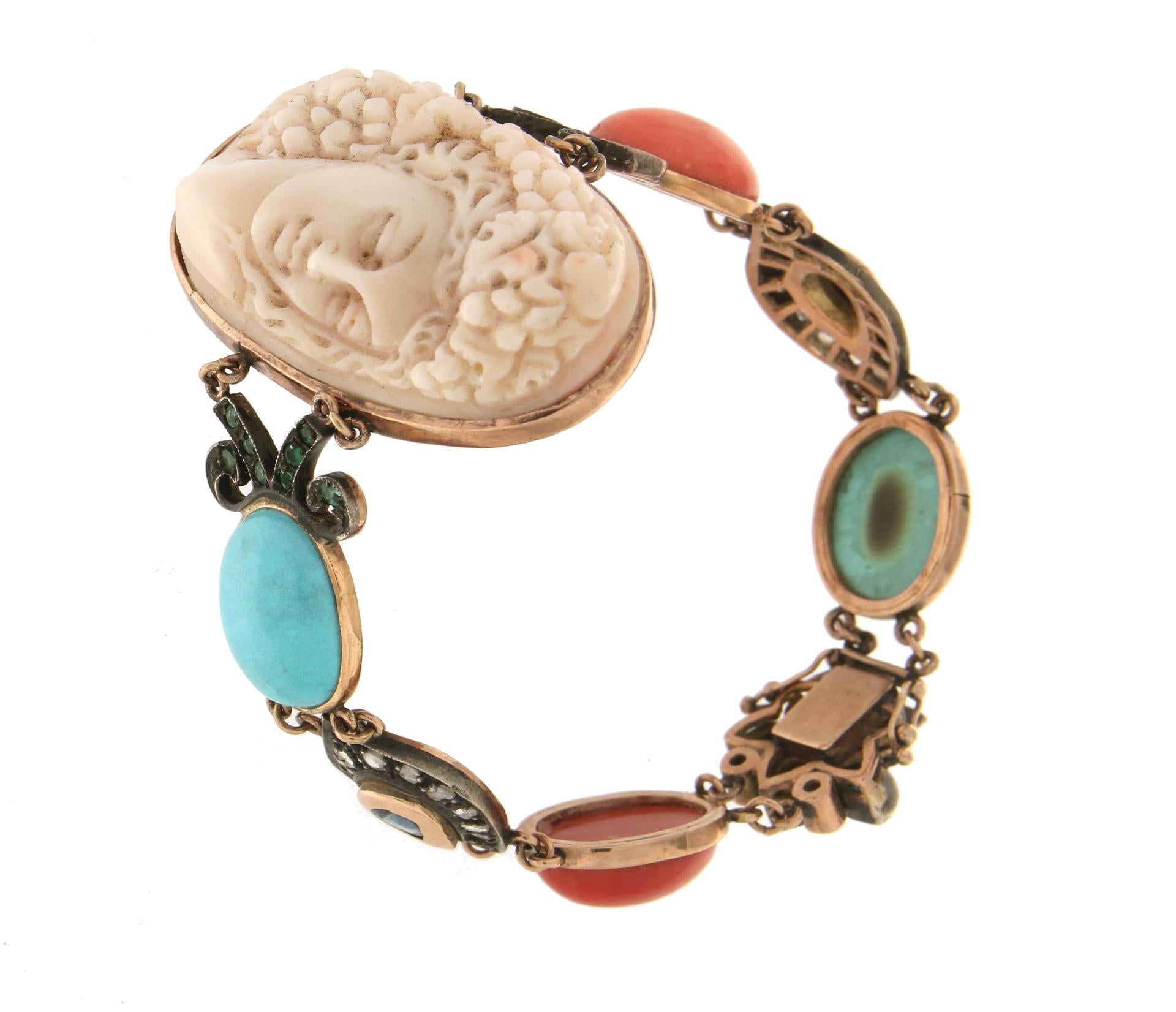 Bracelet manchette artisanal camée en corail, or jaune 9 carats, turquoise et diamants Neuf - En vente à Marcianise, IT