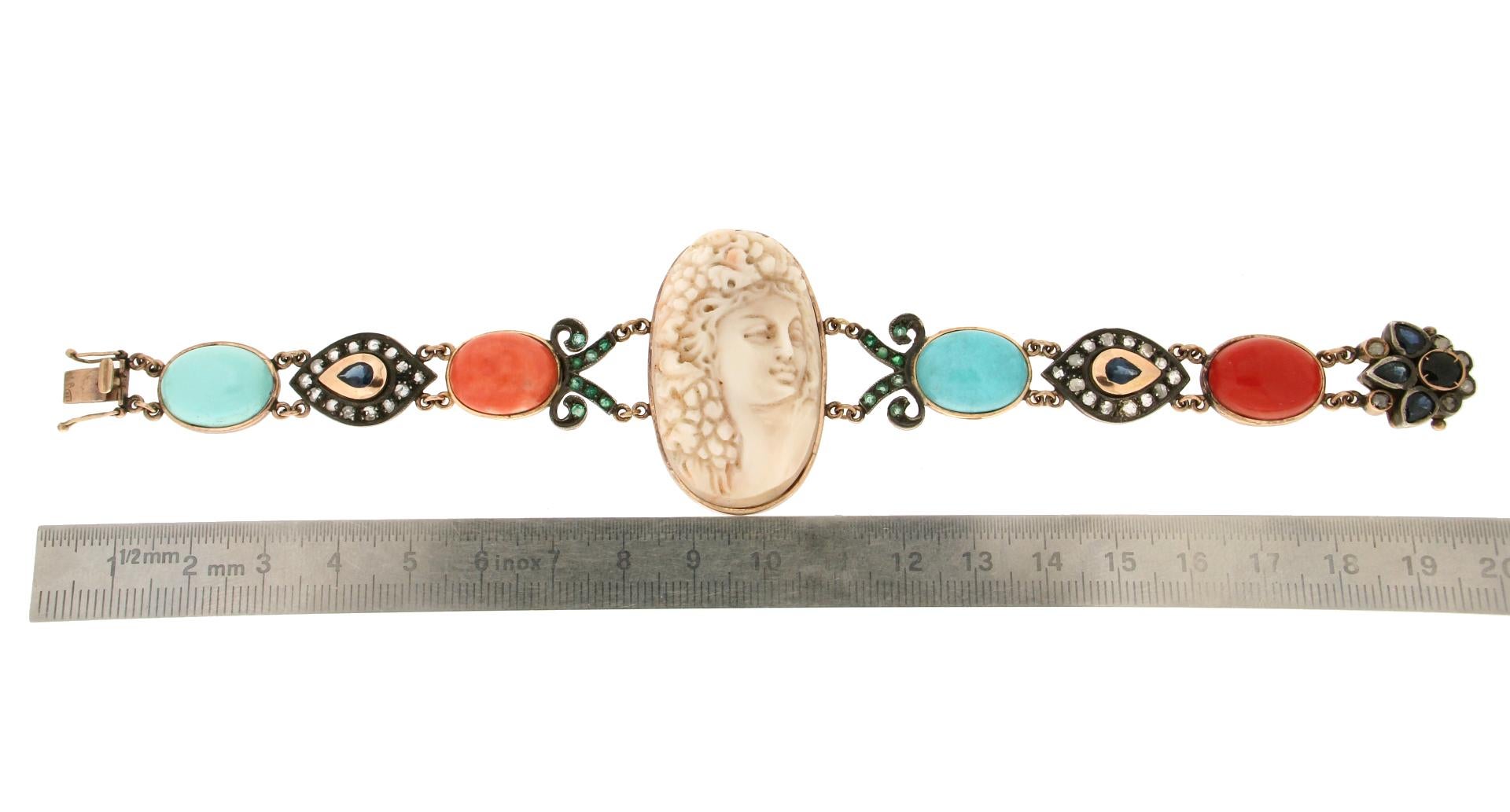 Bracelet manchette artisanal camée en corail, or jaune 9 carats, turquoise et diamants en vente 1