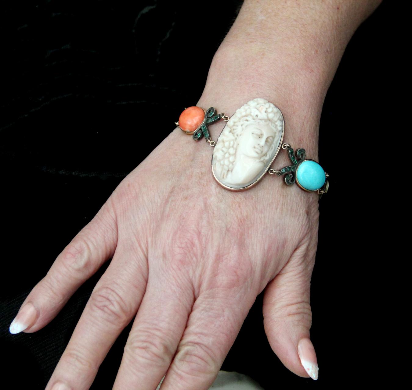 Bracelet manchette artisanal camée en corail, or jaune 9 carats, turquoise et diamants en vente 2