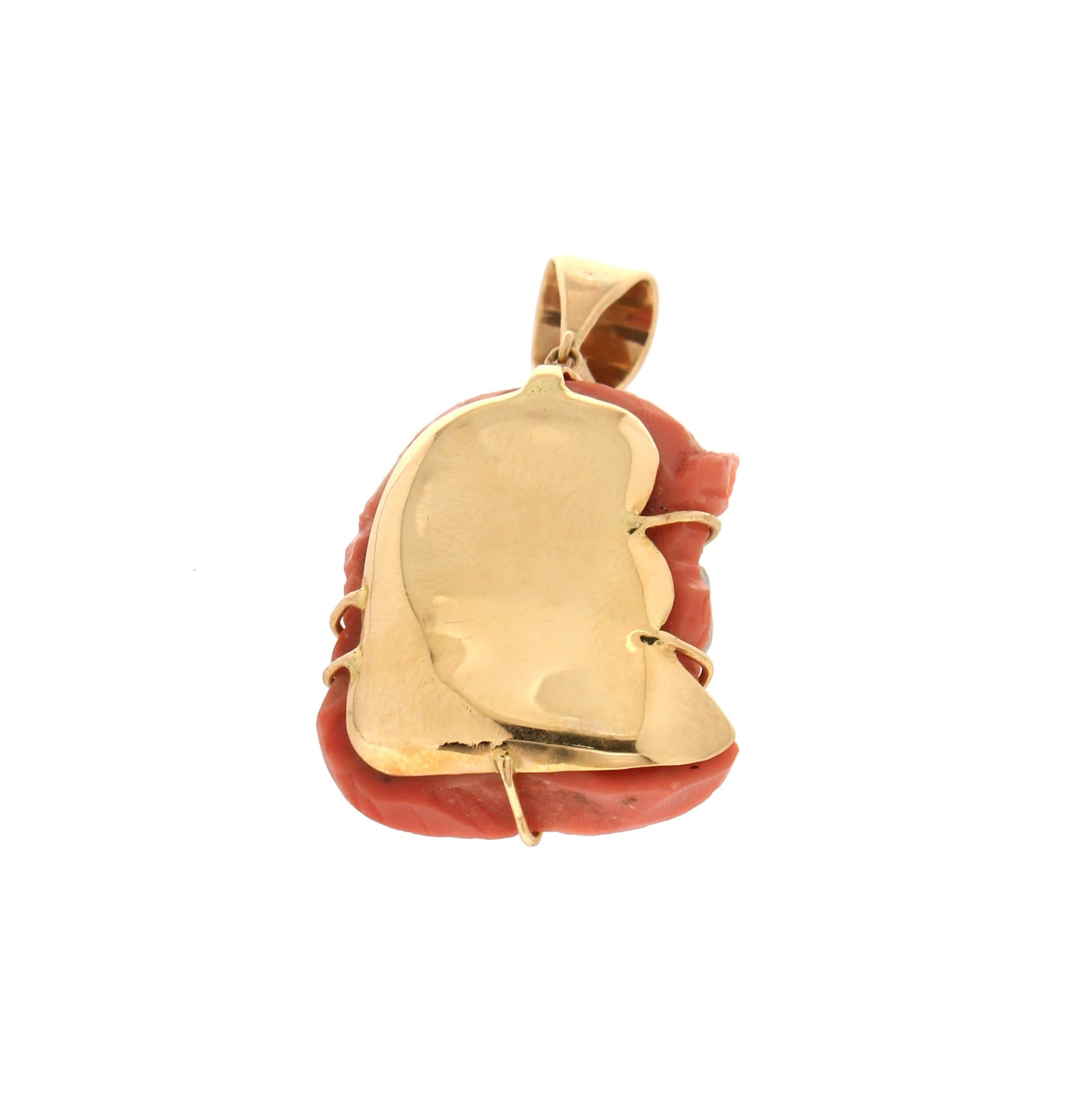 Collier pendentif artisanal camée en or jaune 18 carats avec diamants et corail Neuf - En vente à Marcianise, IT