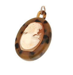 Handcraft Cameo Galalith 9 Karat Yellow Gold Pendant Necklace