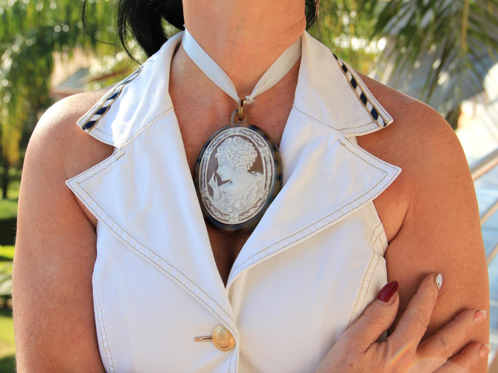 Handcraft Cameo Galalith Pendant Necklace For Sale 5