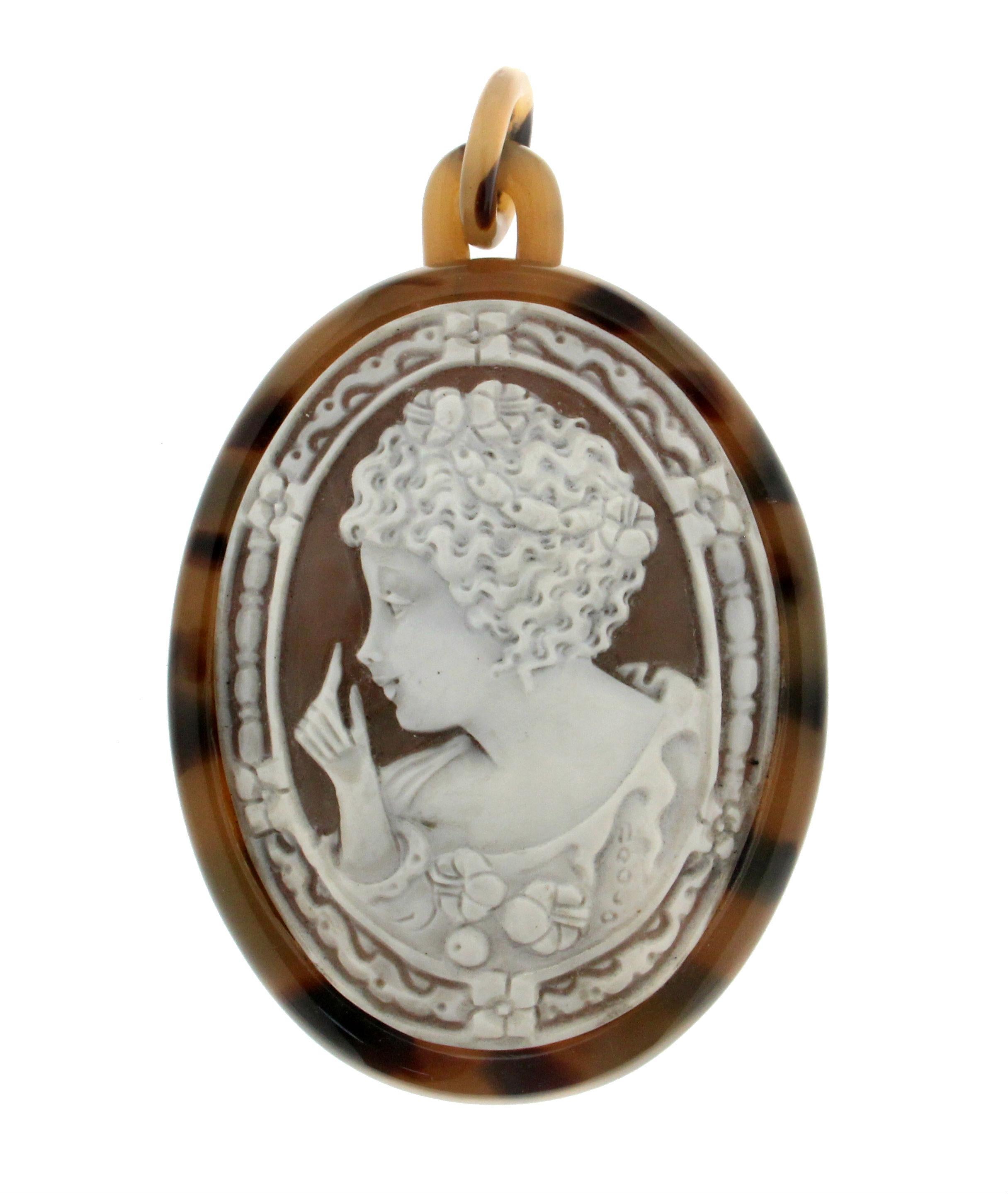 Handcraft Cameo Galalith Pendant Necklace In New Condition For Sale In Marcianise, IT
