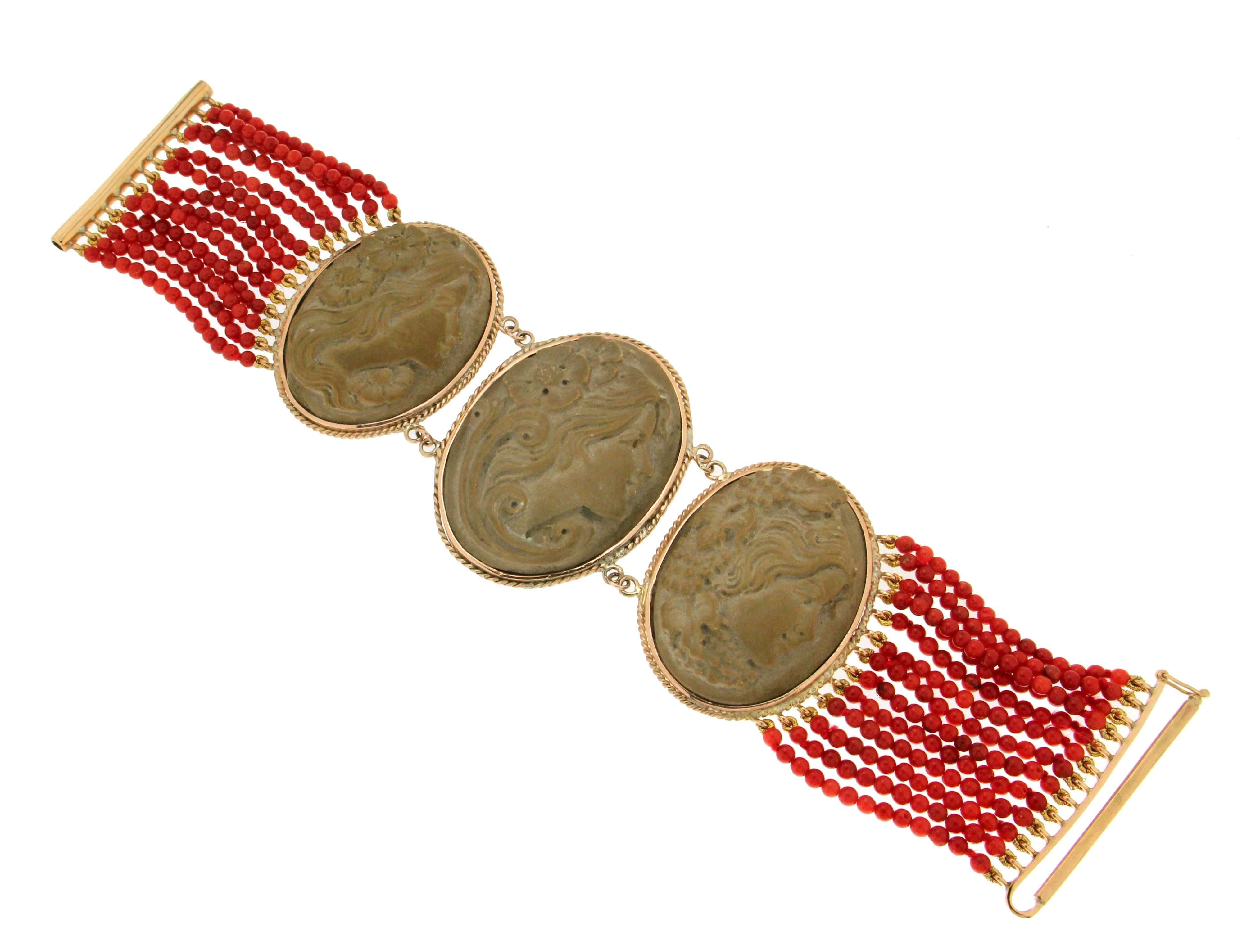 Artisan Bracelet manchette artisanal camée en or jaune 14 carats avec perles de corail naturel et pierre de lave en vente