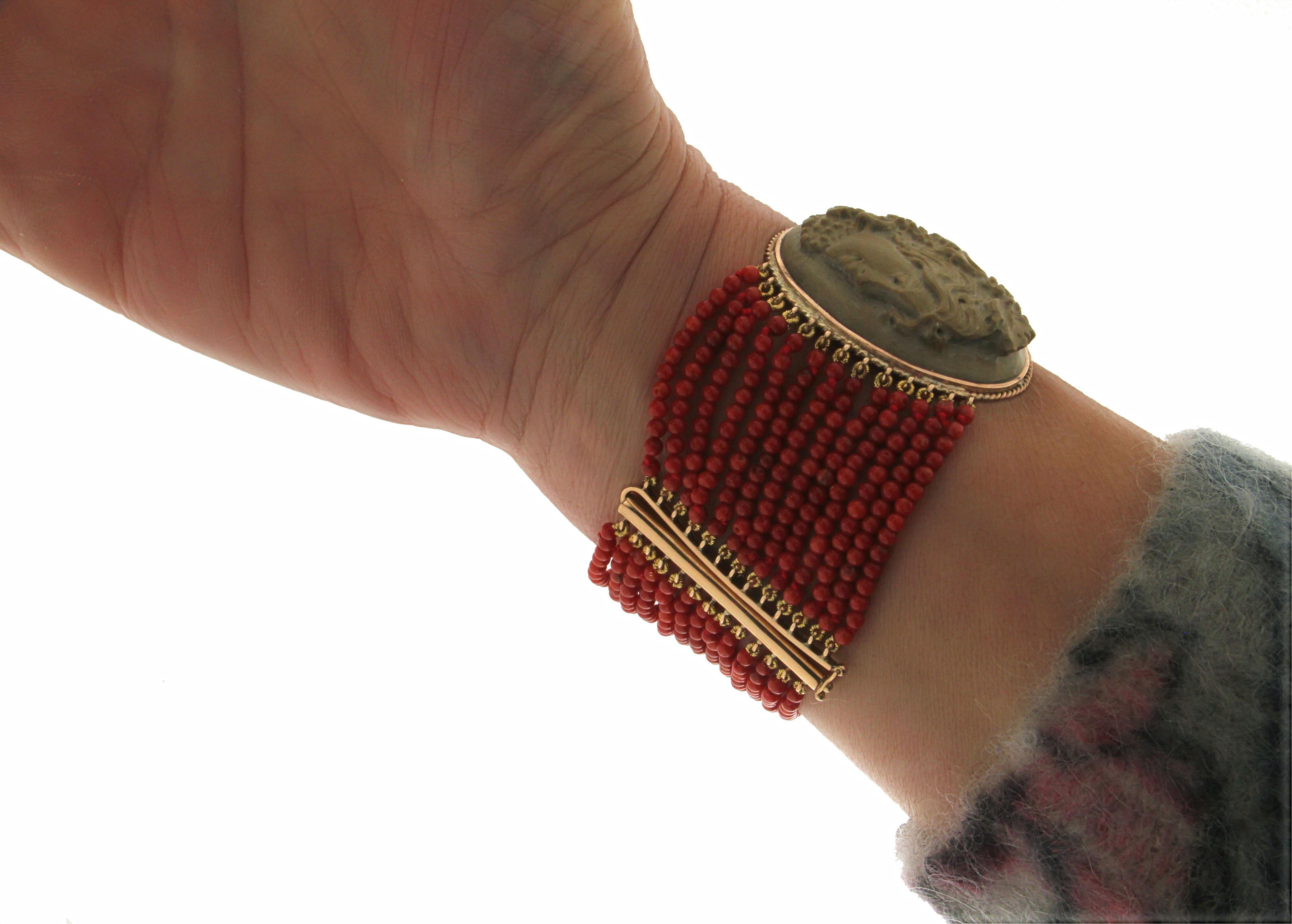 Bracciale artigianale con perle di corallo naturale in oro giallo 14 carati con cammeo di lava In condizioni Nuovo in vendita a Marcianise, IT