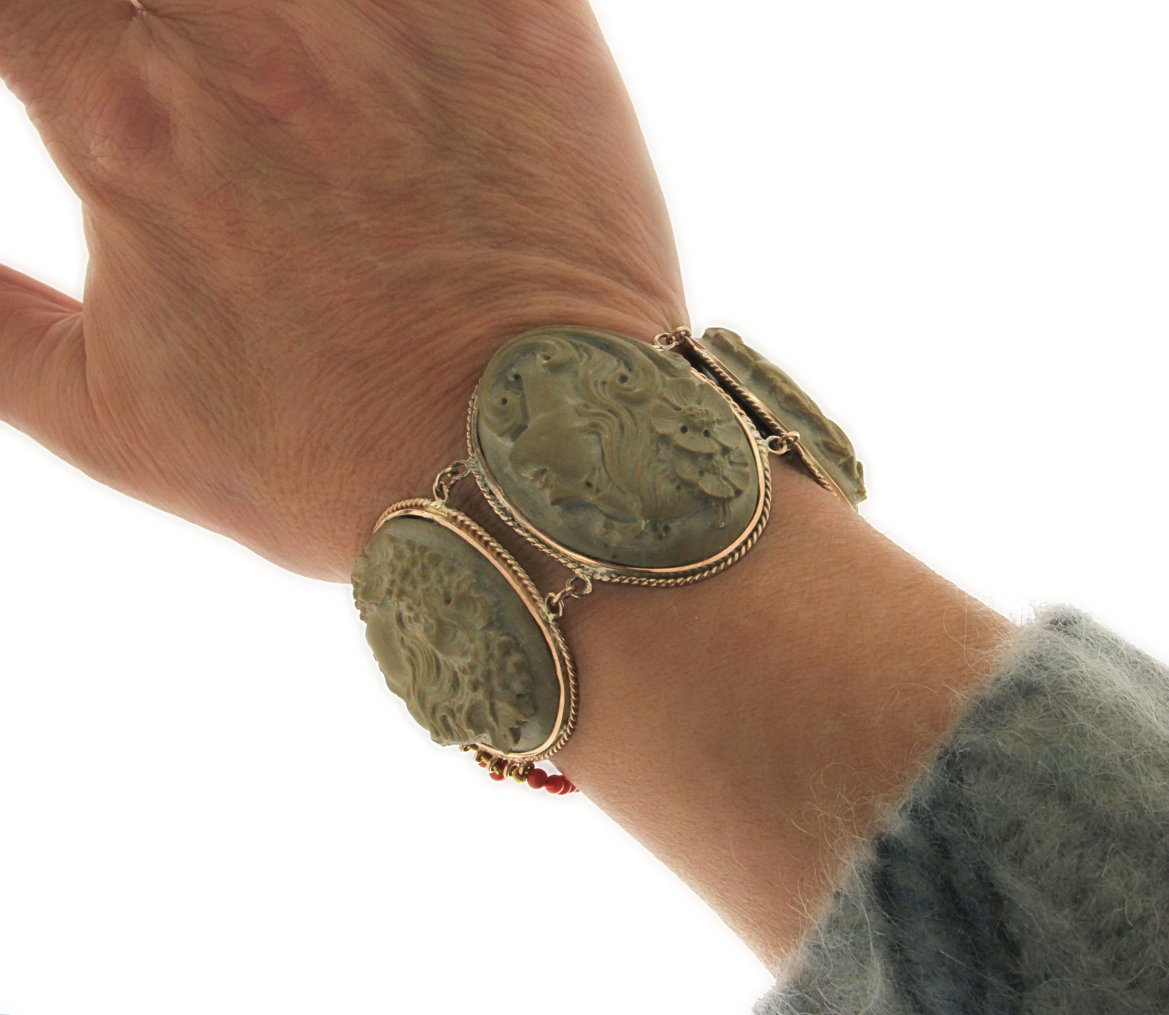 da uomo o donna Bracciale artigianale con perle di corallo naturale in oro giallo 14 carati con cammeo di lava in vendita