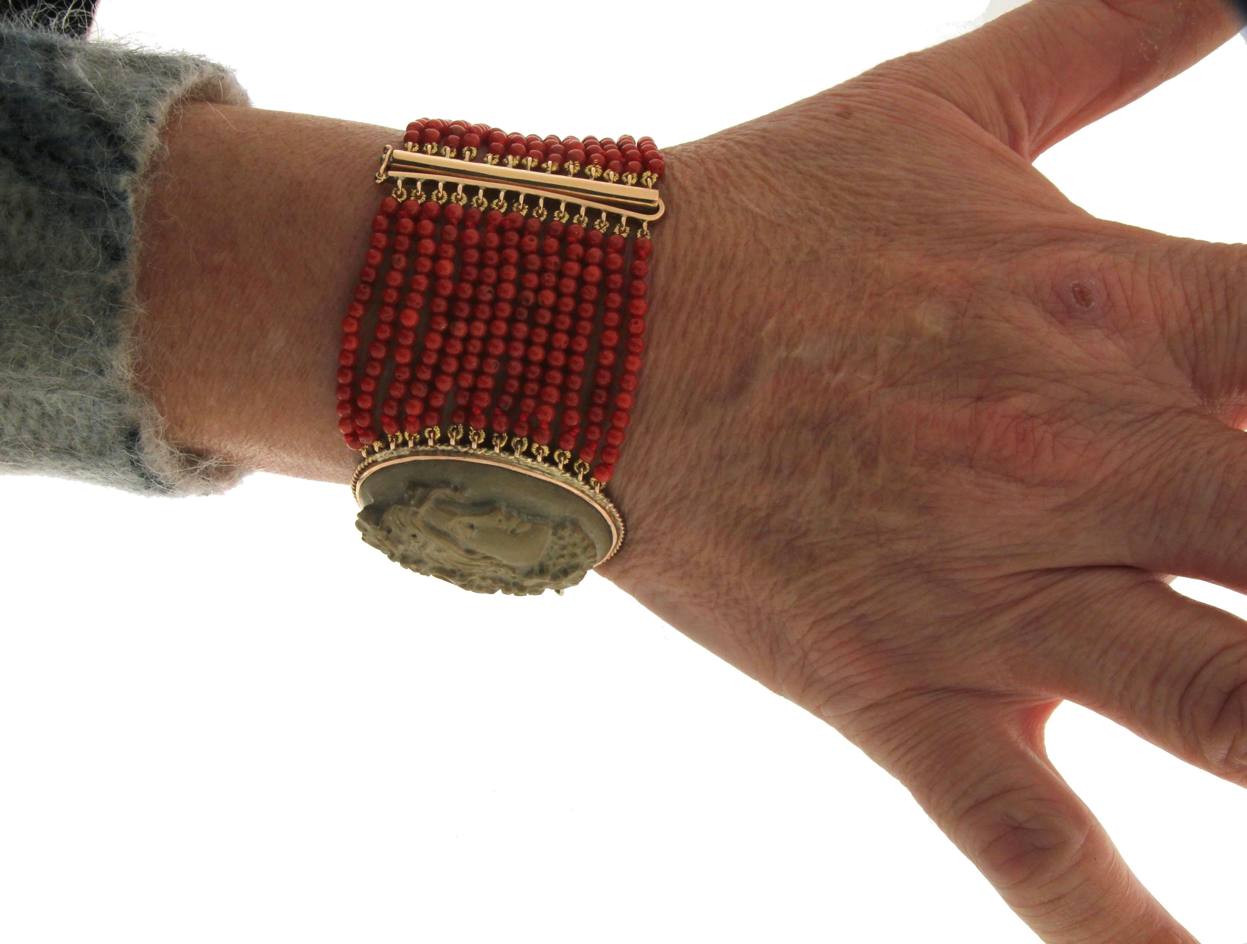 Bracelet manchette artisanal camée en or jaune 14 carats avec perles de corail naturel et pierre de lave en vente 2
