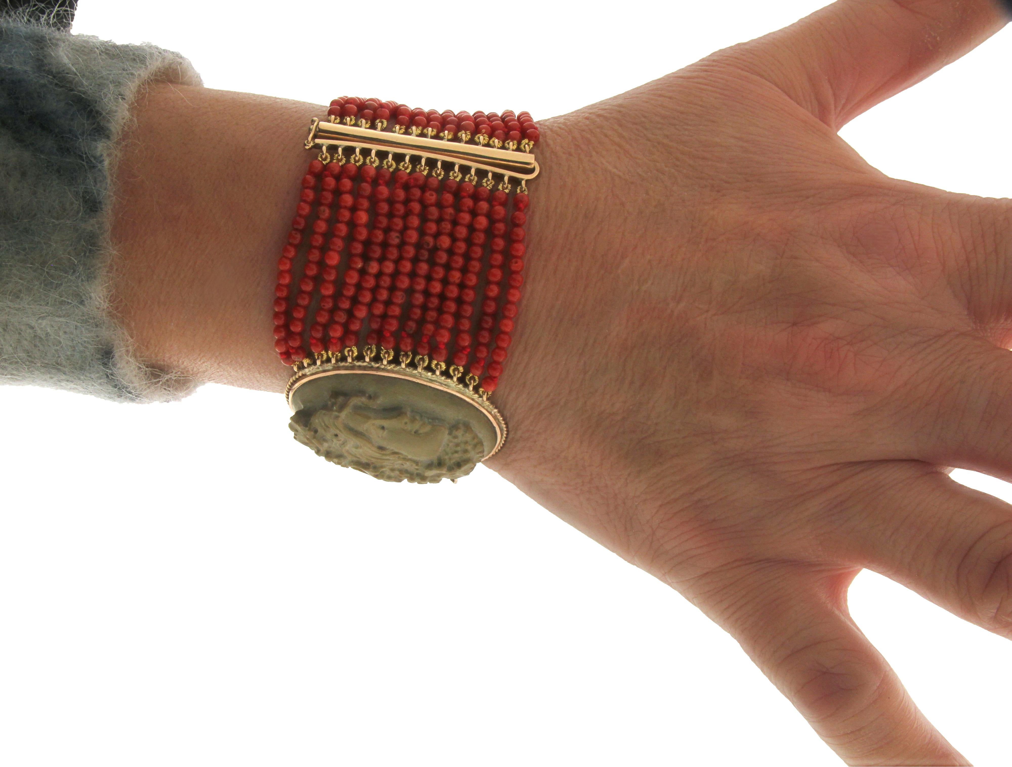 Bracciale artigianale con perle di corallo naturale in oro giallo 14 carati con cammeo di lava in vendita 2